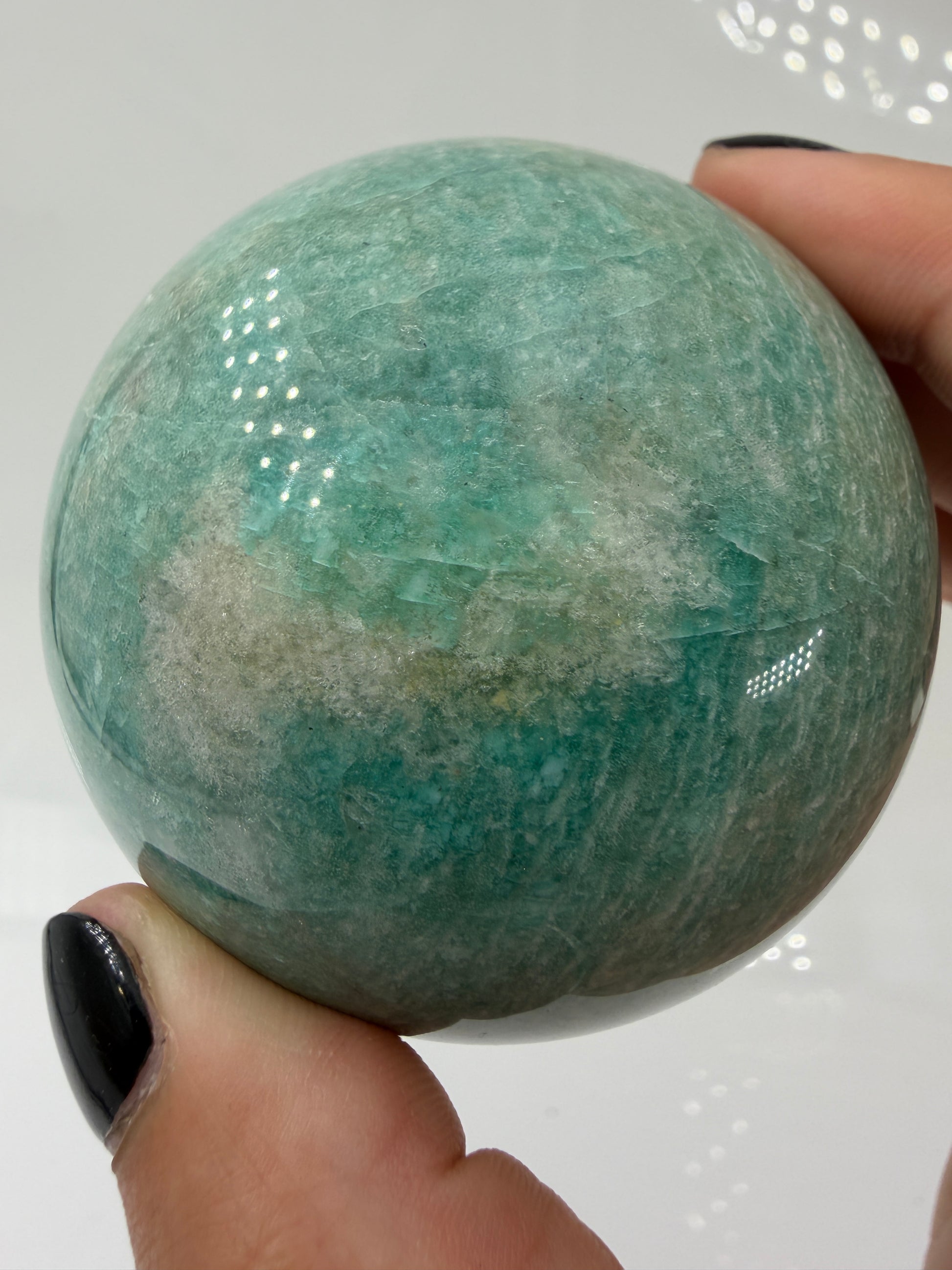 handpolierte Kugel in Blaugrün mit Quarzeinschlüssen und schwarzem Turmalin, Durchmesser 6,7 cm