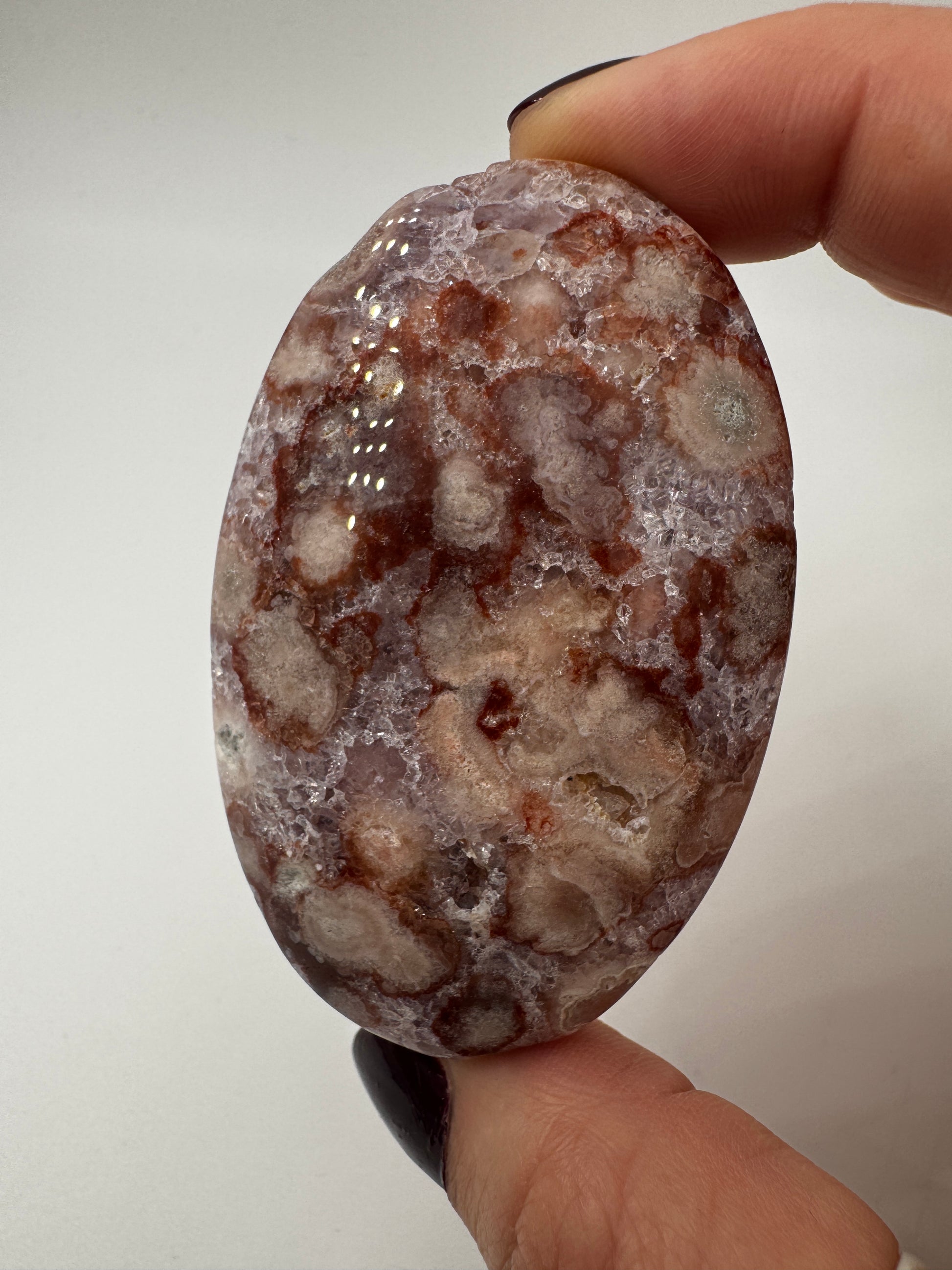 Kompakter Handstein aus tiefviolettem Amethyst und Blumenachat mit dendritischer Zeichnung.