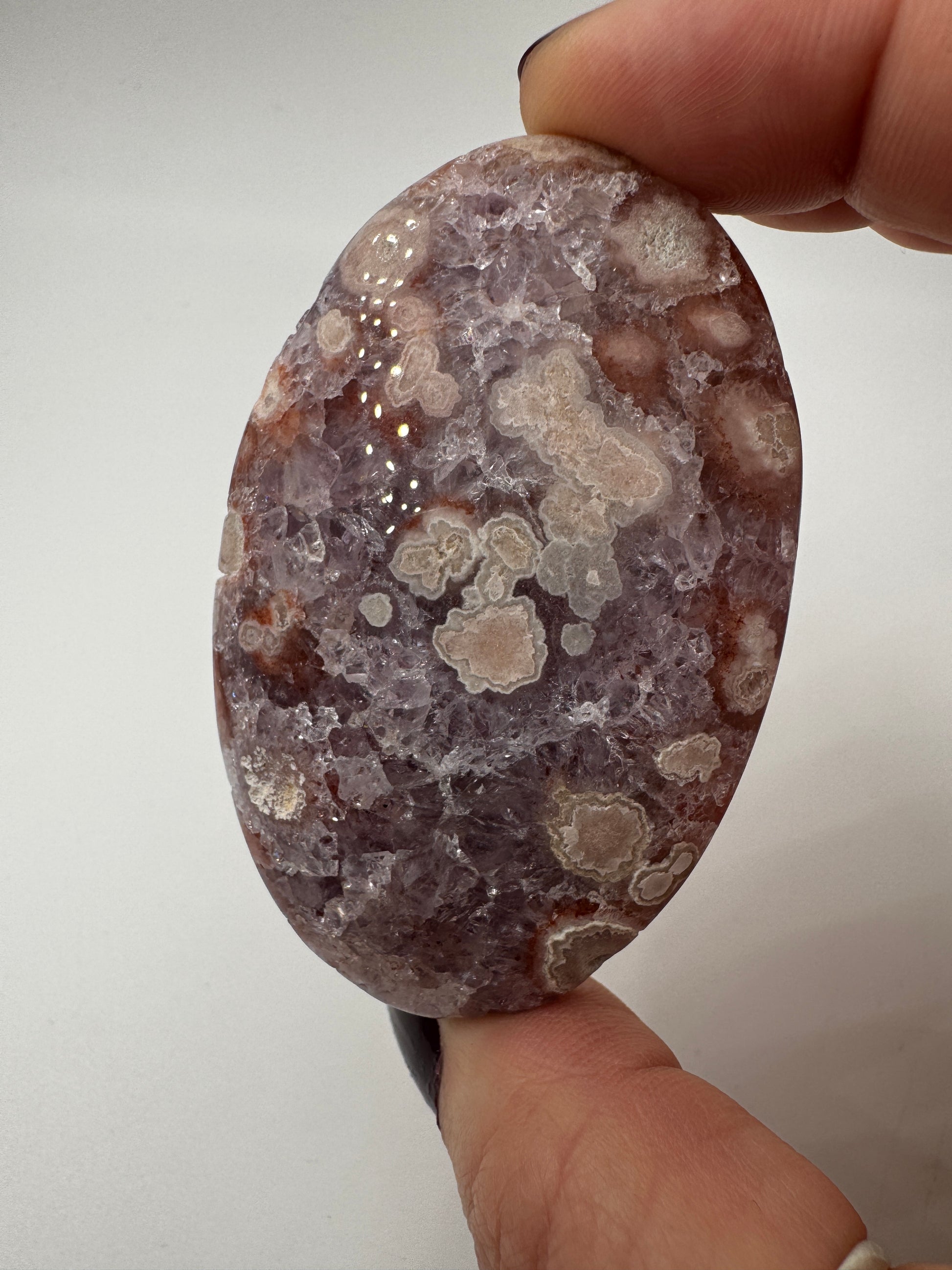 Kompakter Handstein aus tiefviolettem Amethyst und Blumenachat mit dendritischer Zeichnung.