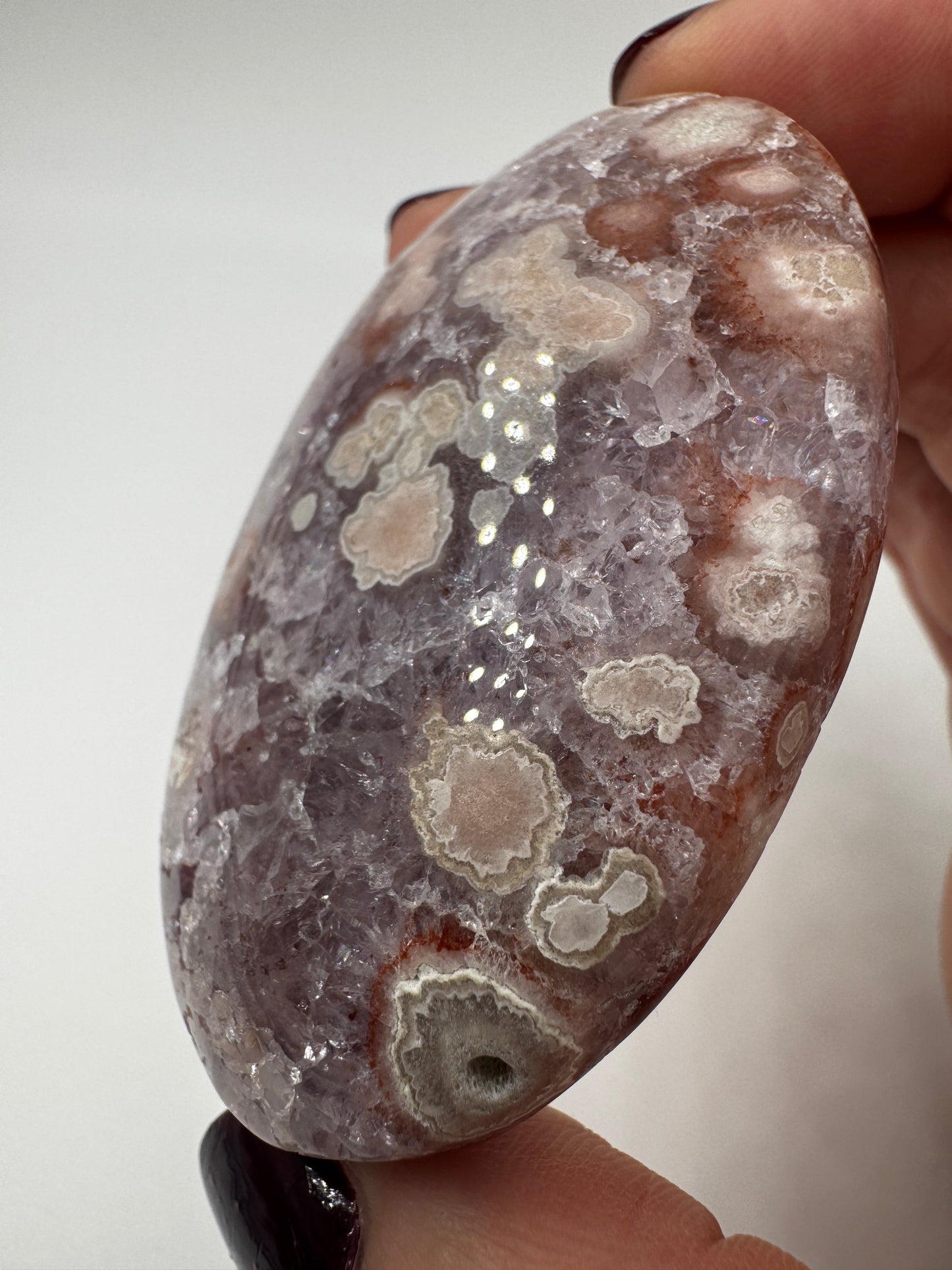 Kompakter Handstein aus tiefviolettem Amethyst und Blumenachat mit dendritischer Zeichnung.
