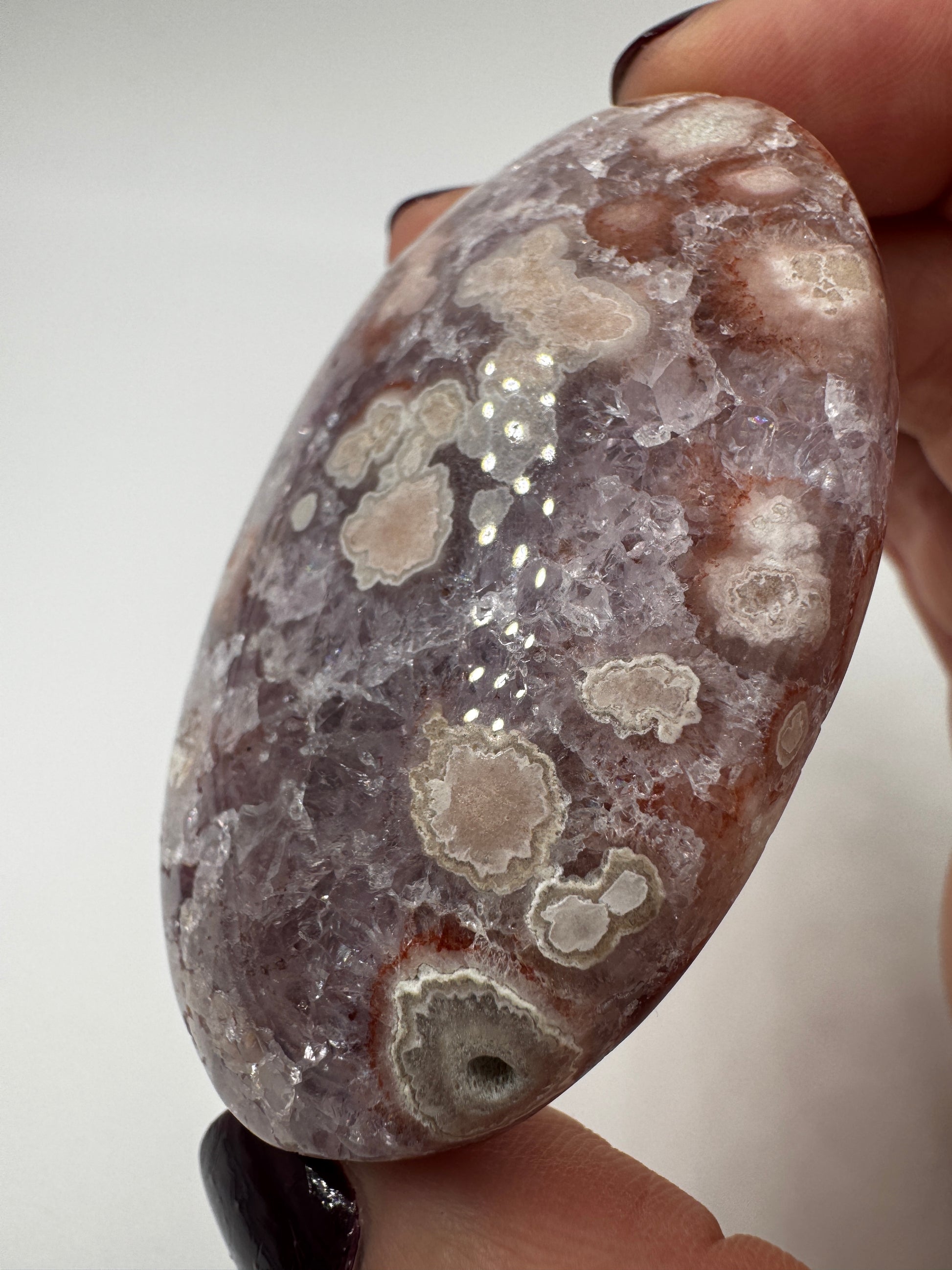 Kompakter Handstein aus tiefviolettem Amethyst und Blumenachat mit dendritischer Zeichnung.