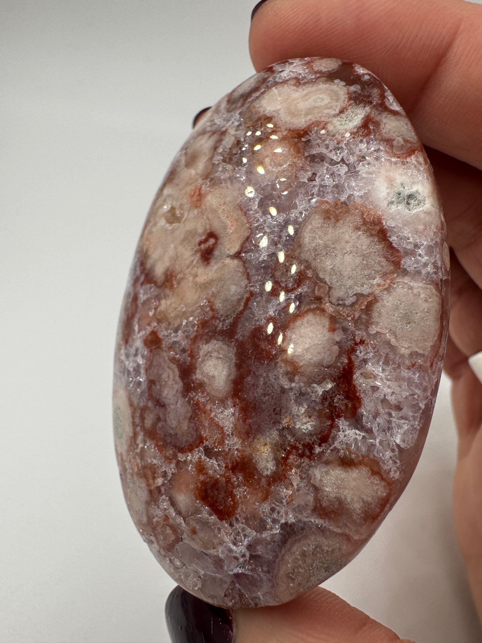 Kompakter Handstein aus tiefviolettem Amethyst und Blumenachat mit dendritischer Zeichnung.