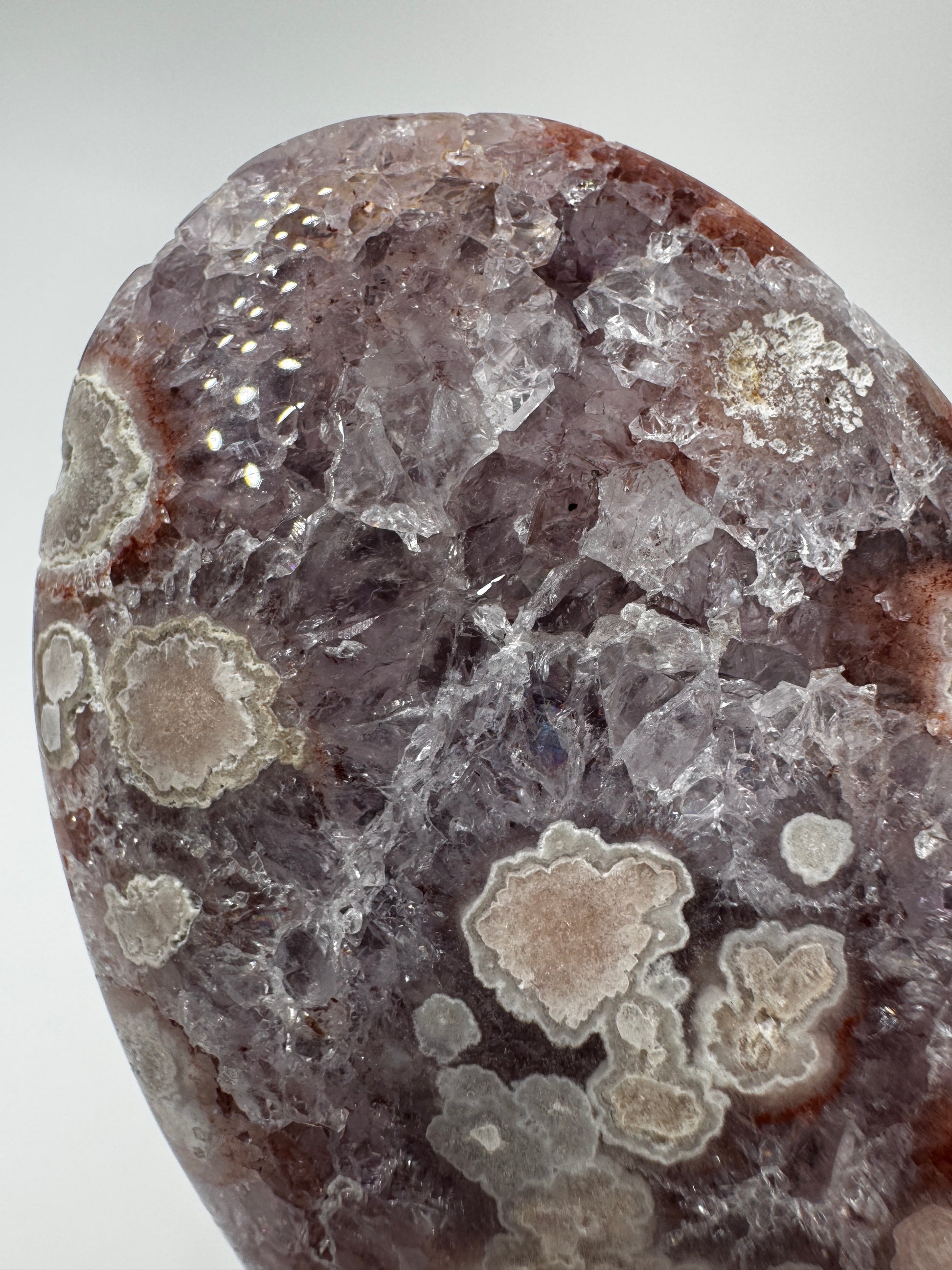 Kompakter Handstein aus tiefviolettem Amethyst und Blumenachat mit dendritischer Zeichnung.