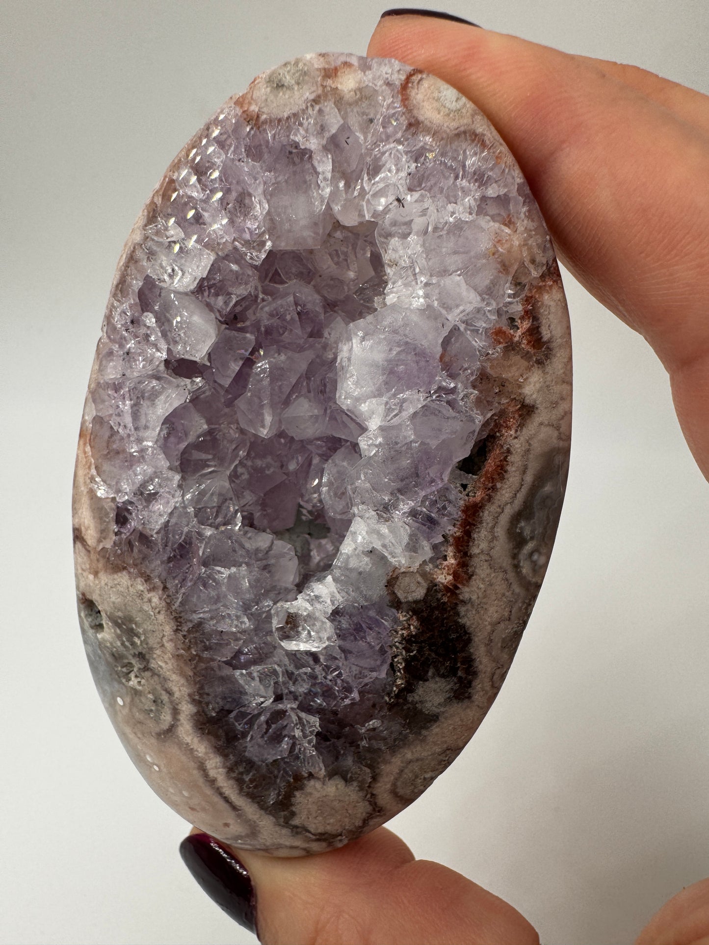 Handstein aus tiefviolettem Amethyst und Blumenachat mit dendritischer Zeichnung.