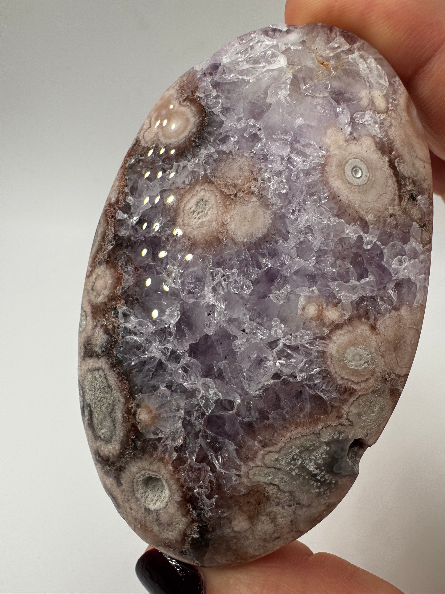 Handstein aus tiefviolettem Amethyst und Blumenachat mit dendritischer Zeichnung.
