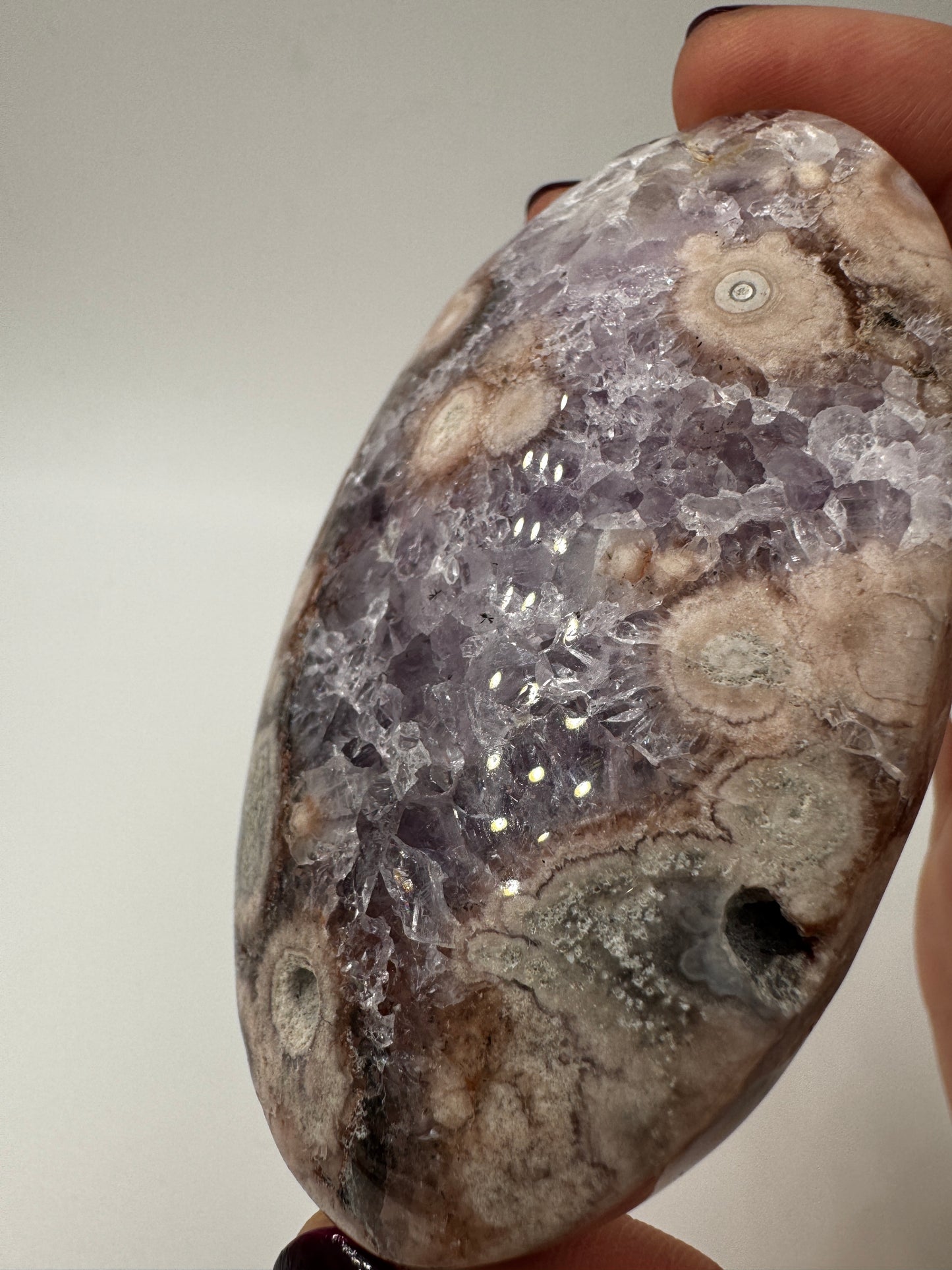 Handstein aus tiefviolettem Amethyst und Blumenachat mit dendritischer Zeichnung.