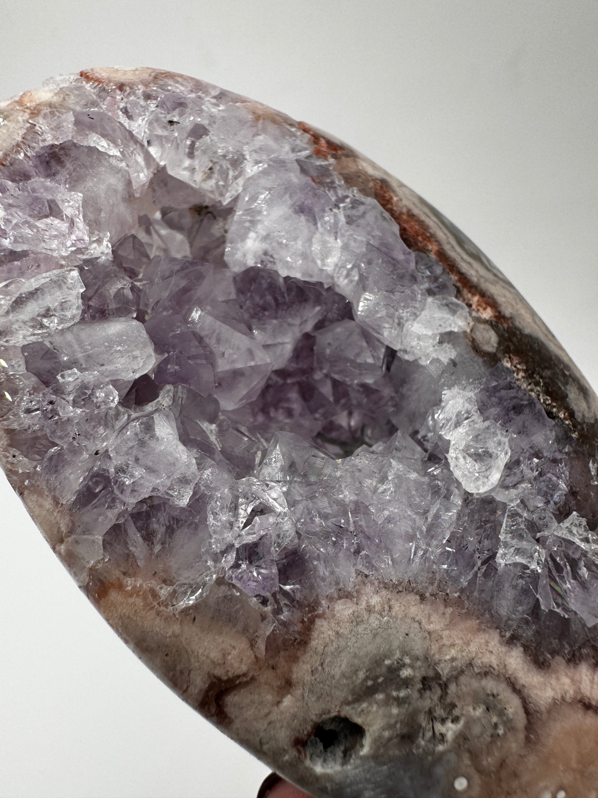 Handstein aus tiefviolettem Amethyst und Blumenachat mit dendritischer Zeichnung.