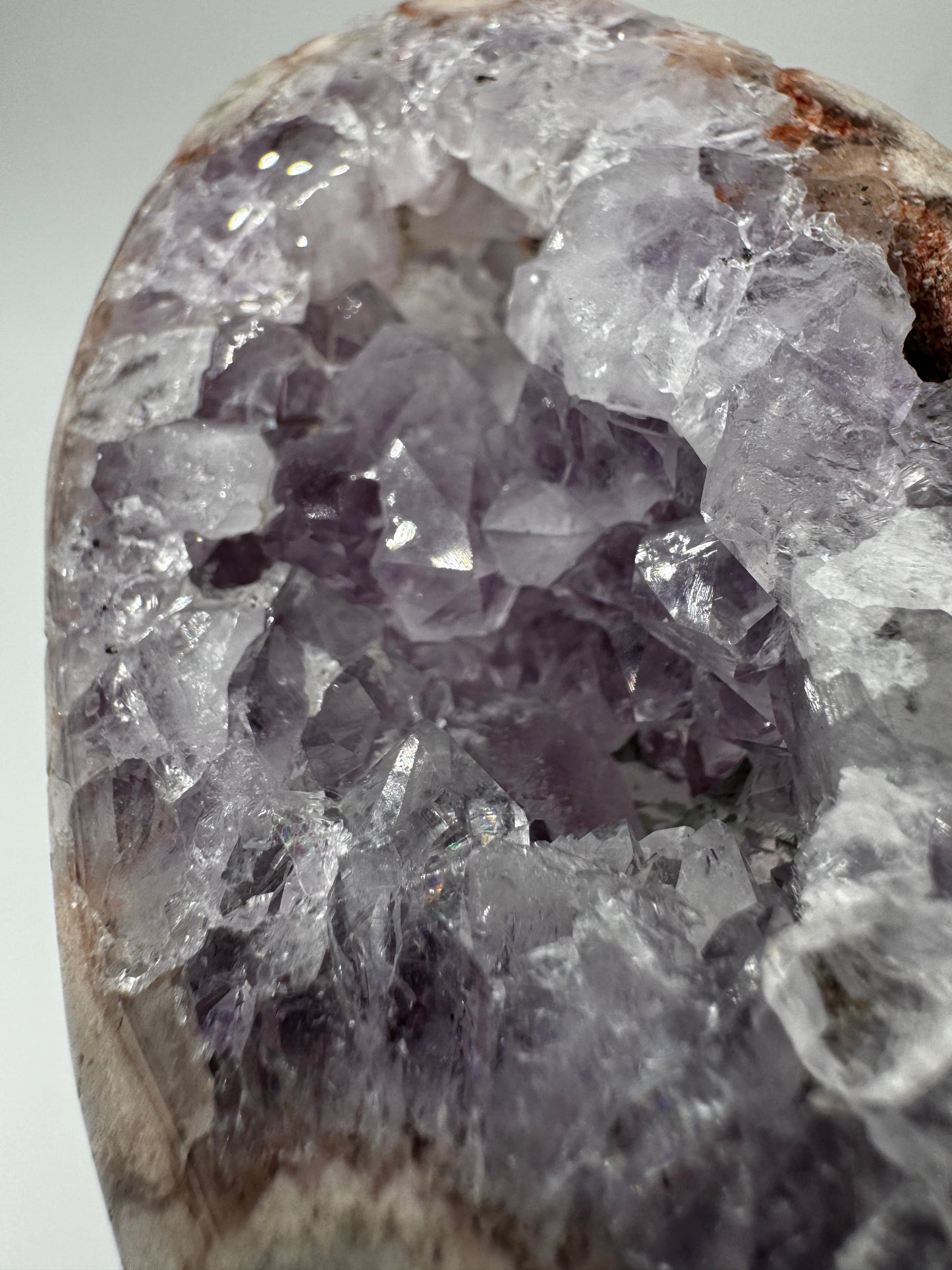 Handstein aus tiefviolettem Amethyst und Blumenachat mit dendritischer Zeichnung.
