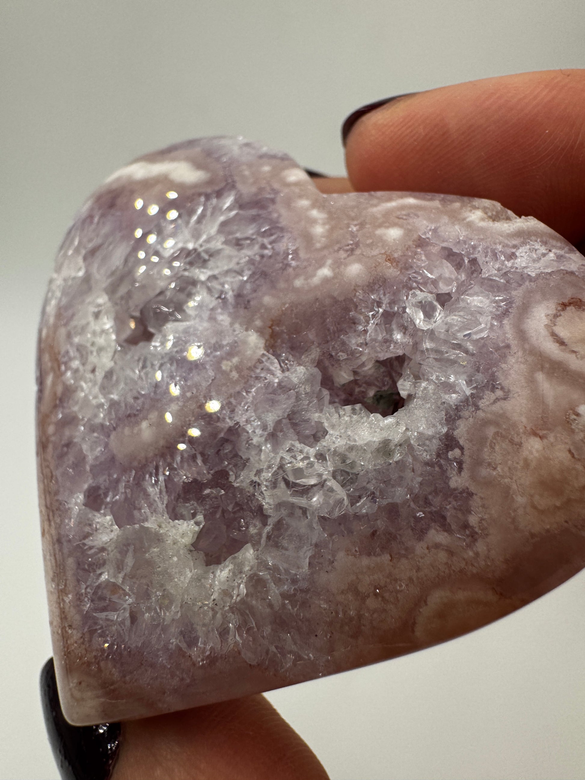 Herzförmiges Carving aus tiefviolettem Amethyst und Blumenachat mit dendritischen Einschlüssen.