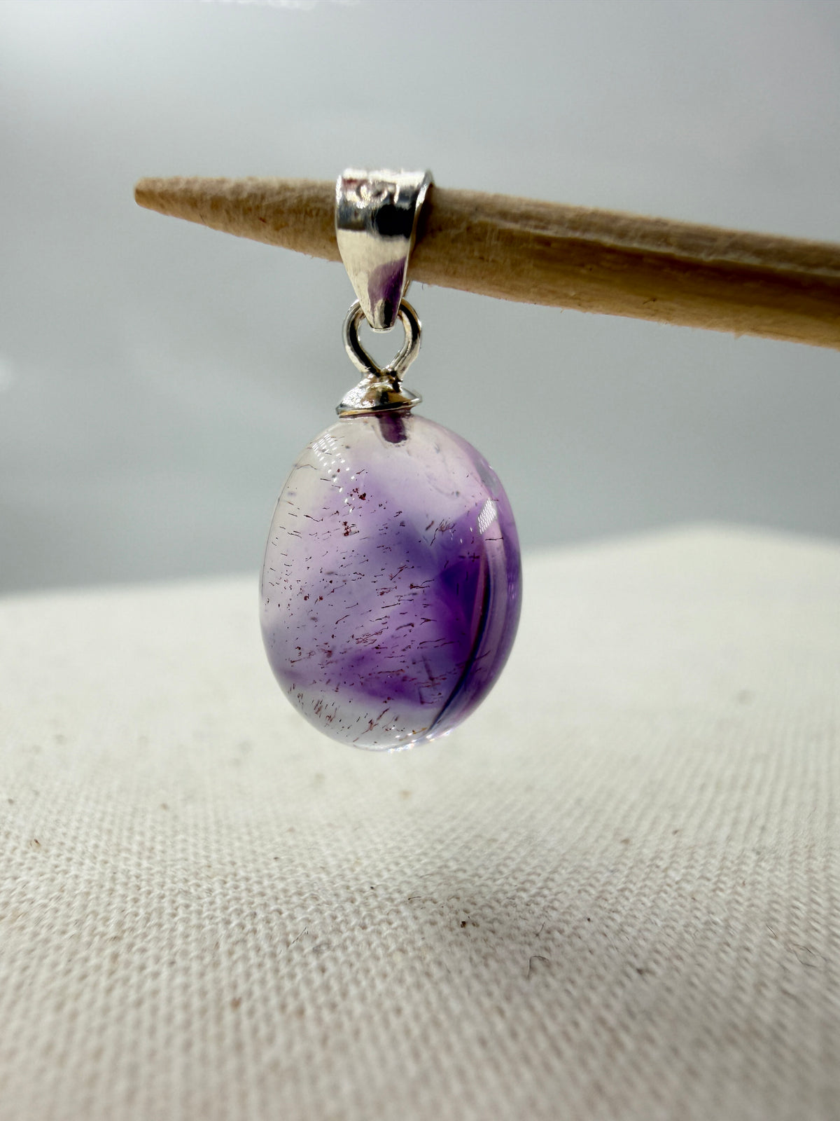 Amethyst-Anhänger A26 mit feinen dunklen Nadeleinschlüssen, hellviolett, ovale Form, Silber-925-Öse
