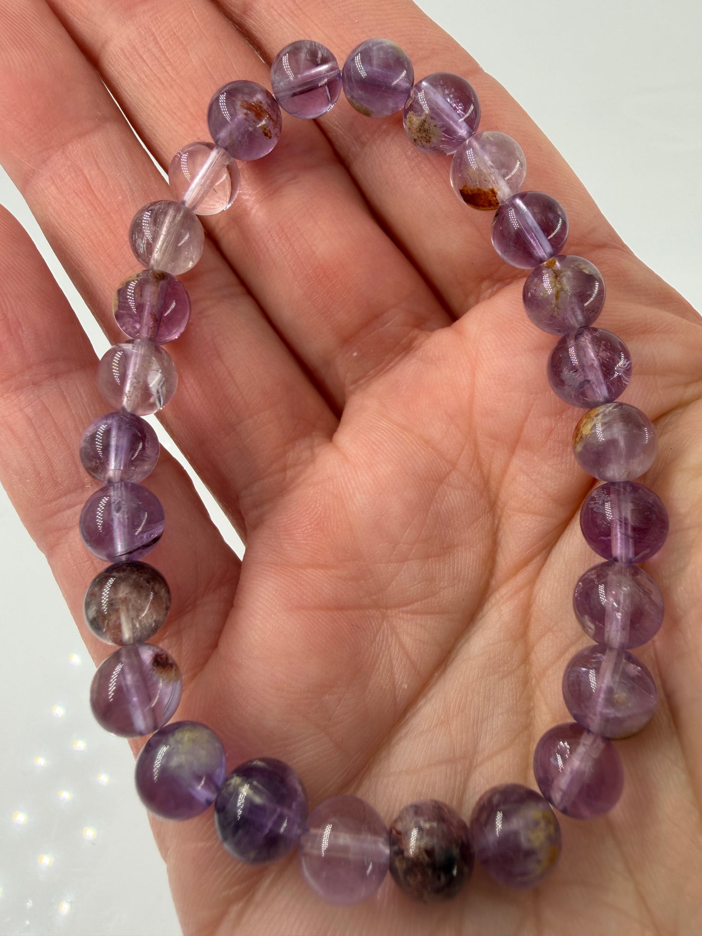 Hochwertiges Kugelarmband aus Amethyst mit ausgeprägten Garten-Inklusionen und natürlichen Wachstumszonen.