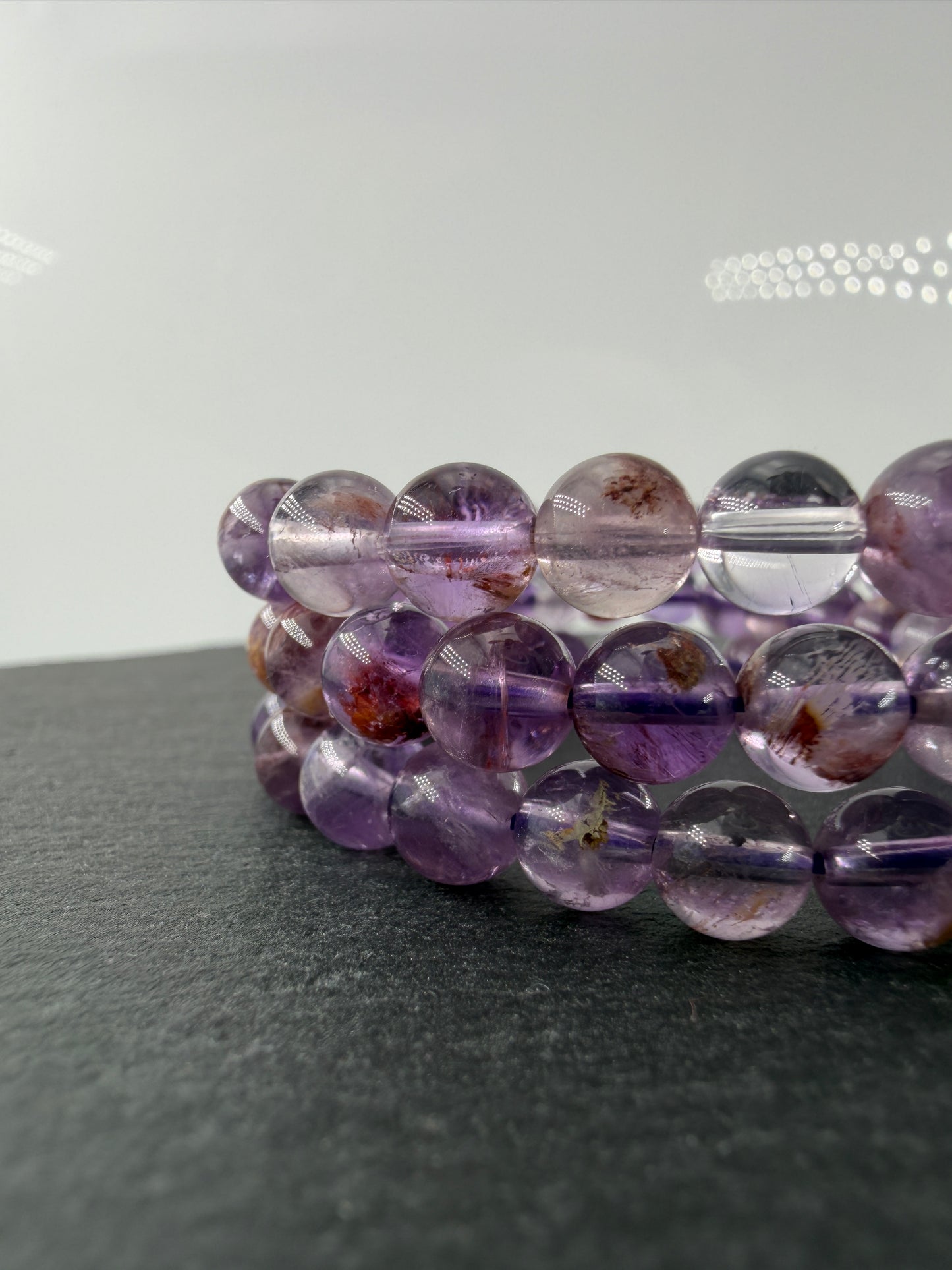 Hochwertiges Kugelarmband aus Amethyst mit ausgeprägten Garten-Inklusionen und natürlichen Wachstumszonen.