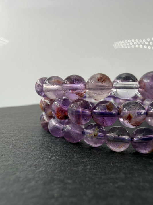 Hochwertiges Kugelarmband aus Amethyst mit ausgeprägten Garten-Inklusionen und natürlichen Wachstumszonen.