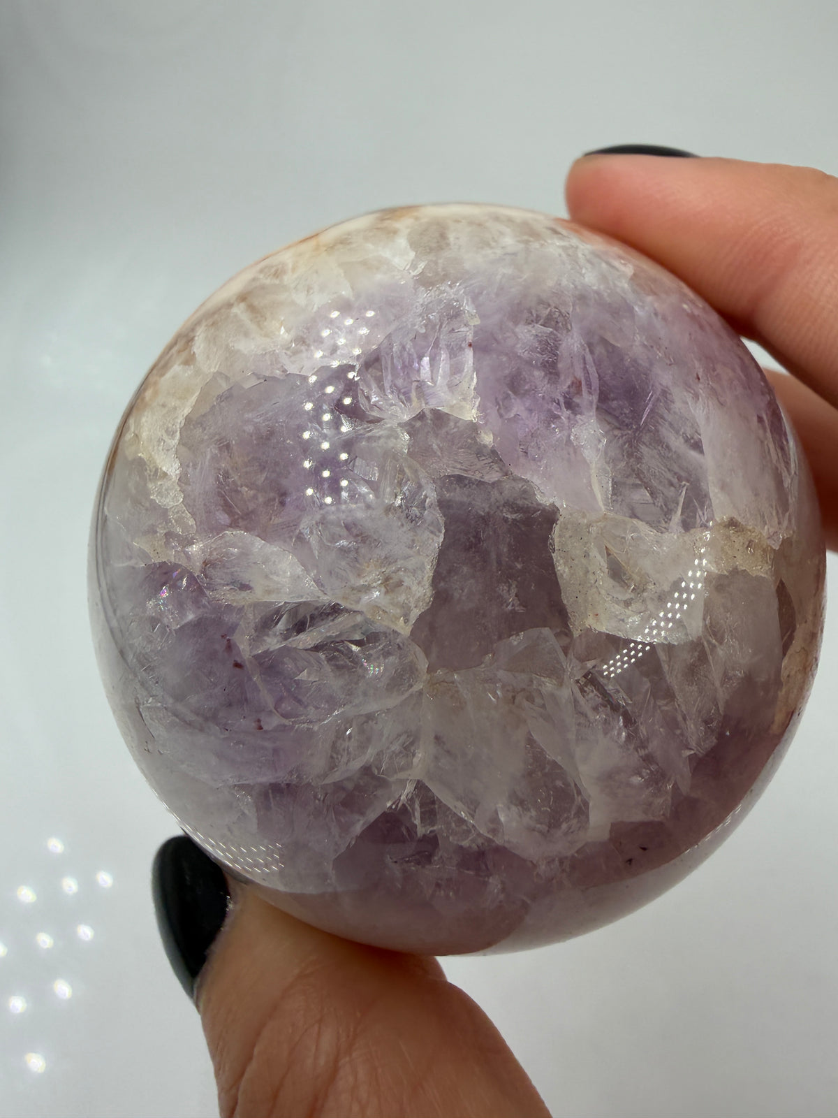 Polierte Kugel aus Amethyst und Blumenachat mit Achatbändern und Blütenmuster, Ø 6,3 cm 