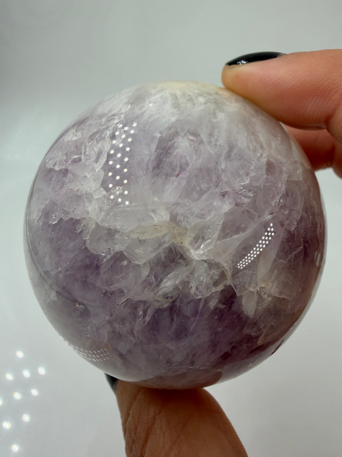 Polierte Kugel aus Amethyst und Blumenachat mit Achatbändern und Blütenmuster, Ø 6,3 cm 
