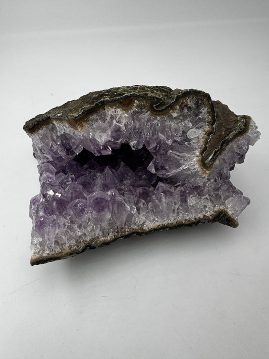 Amethyst Cluster AC39 – brasilianische Druse mit violetten Kristallspitzen.