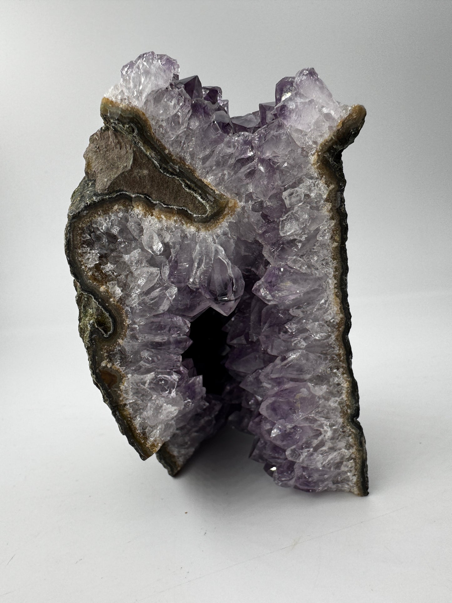 Amethyst Cluster AC39 – brasilianische Druse mit violetten Kristallspitzen.
