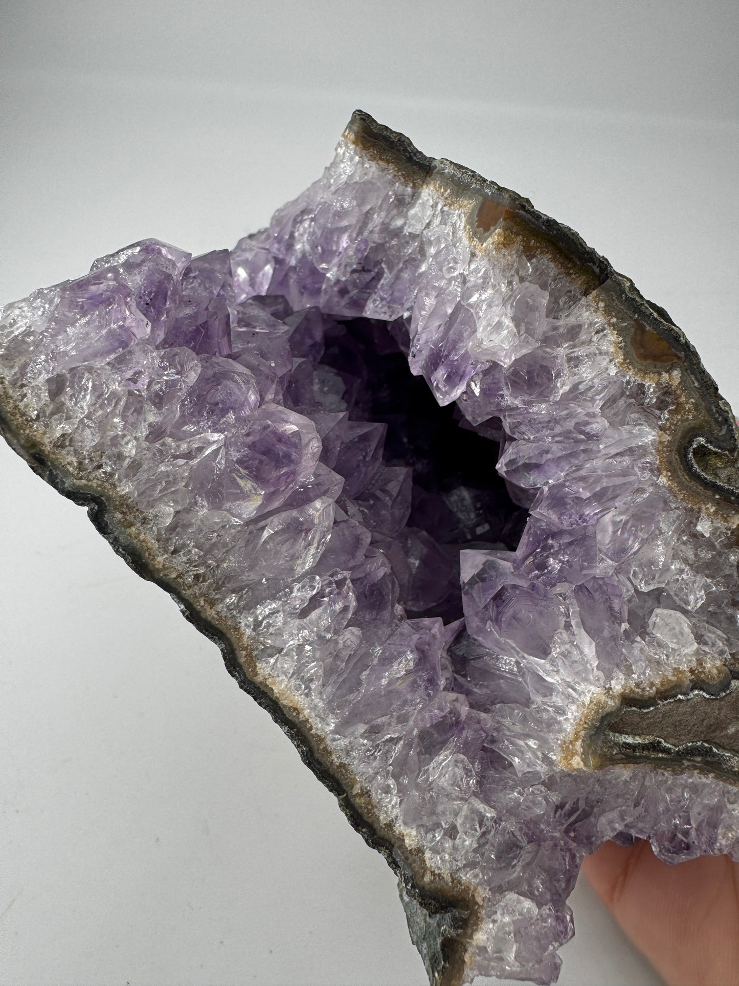 Amethyst Cluster AC39 – brasilianische Druse mit violetten Kristallspitzen.