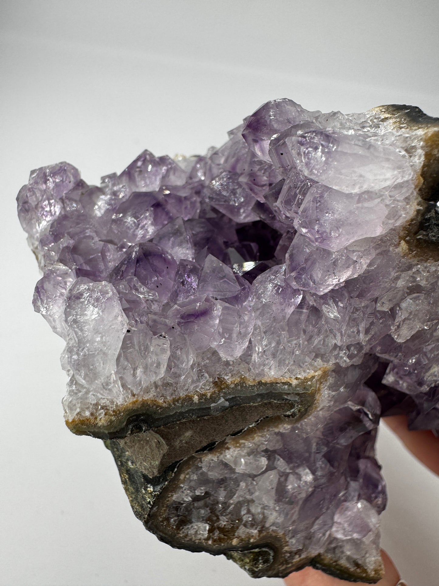 Amethyst Cluster AC39 – brasilianische Druse mit violetten Kristallspitzen.