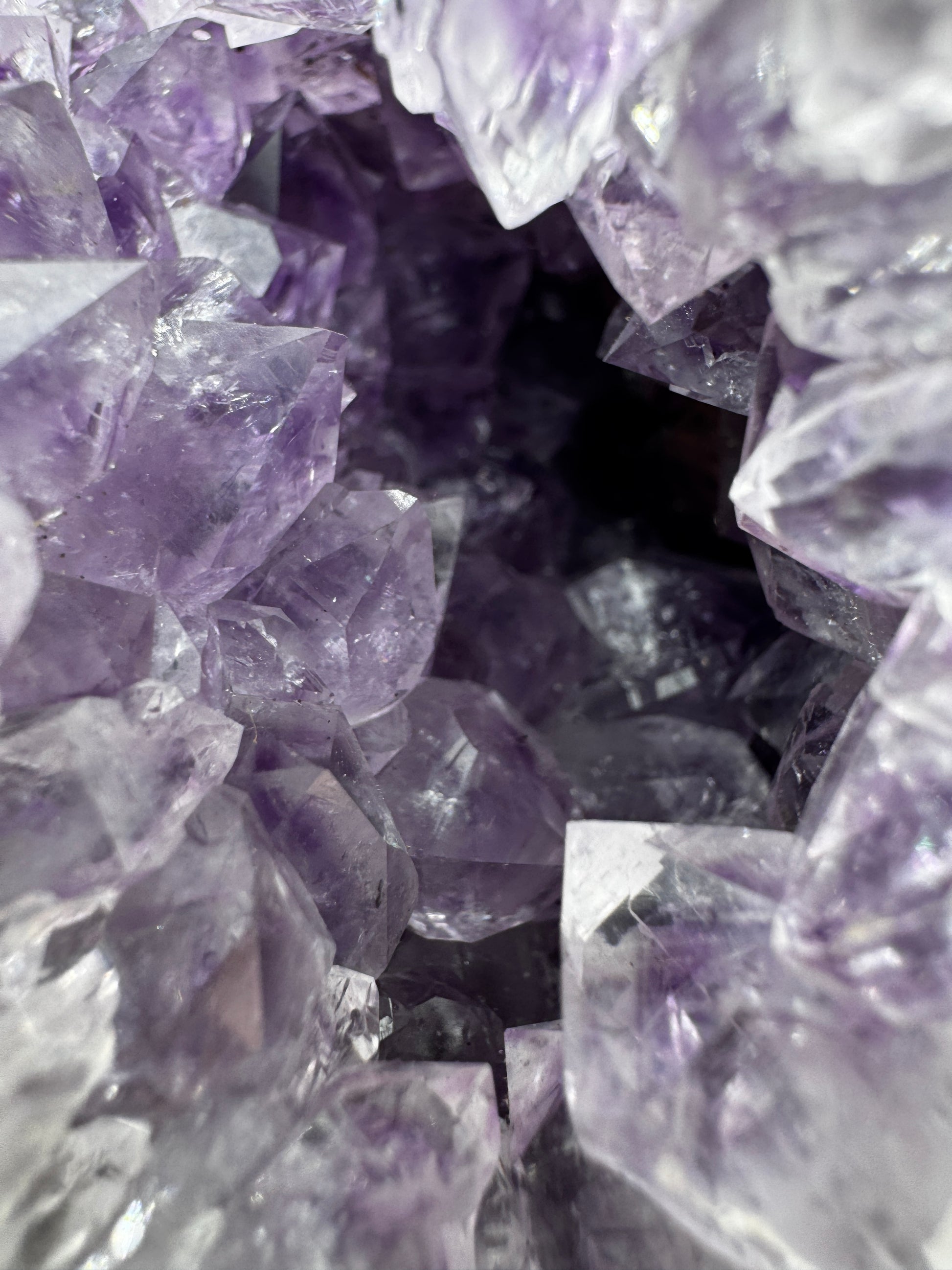 Amethyst Cluster AC39 – brasilianische Druse mit violetten Kristallspitzen.