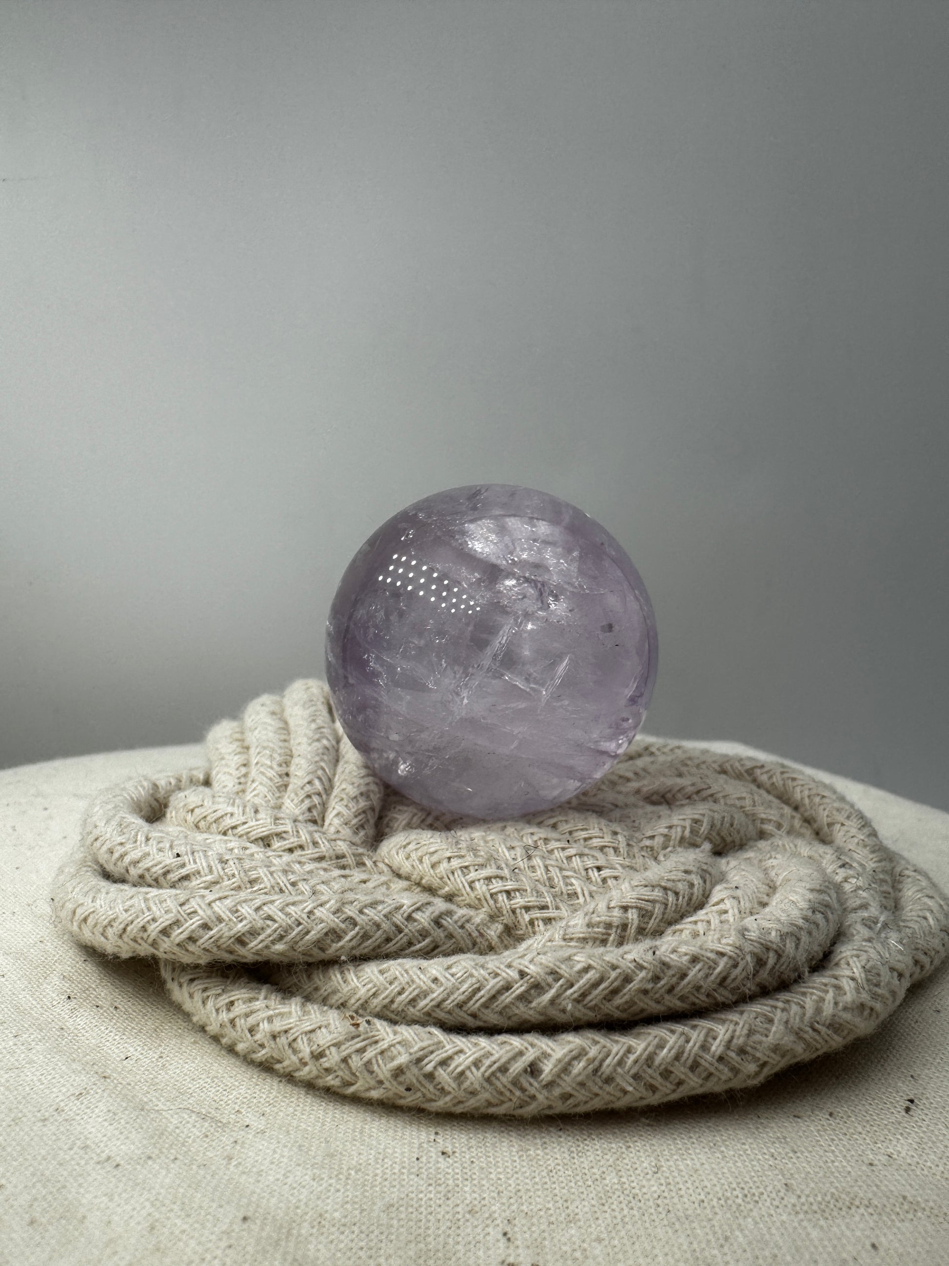 Handpolierte Amethyst-Kugel AK29 mit violetter Farbtiefe und feinen Zonarstrukturen.