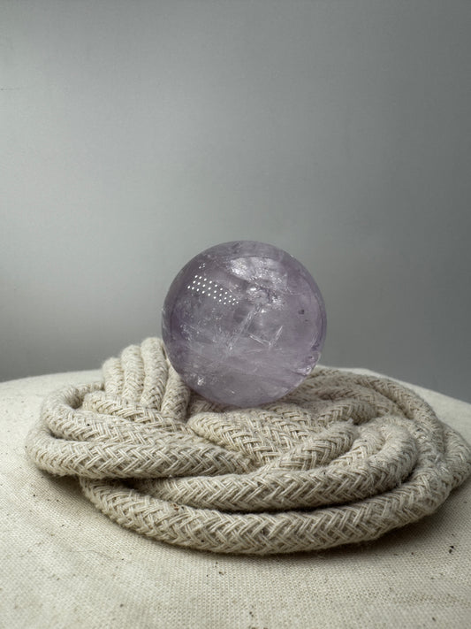 Handpolierte Amethyst-Kugel AK29 mit violetter Farbtiefe und feinen Zonarstrukturen.