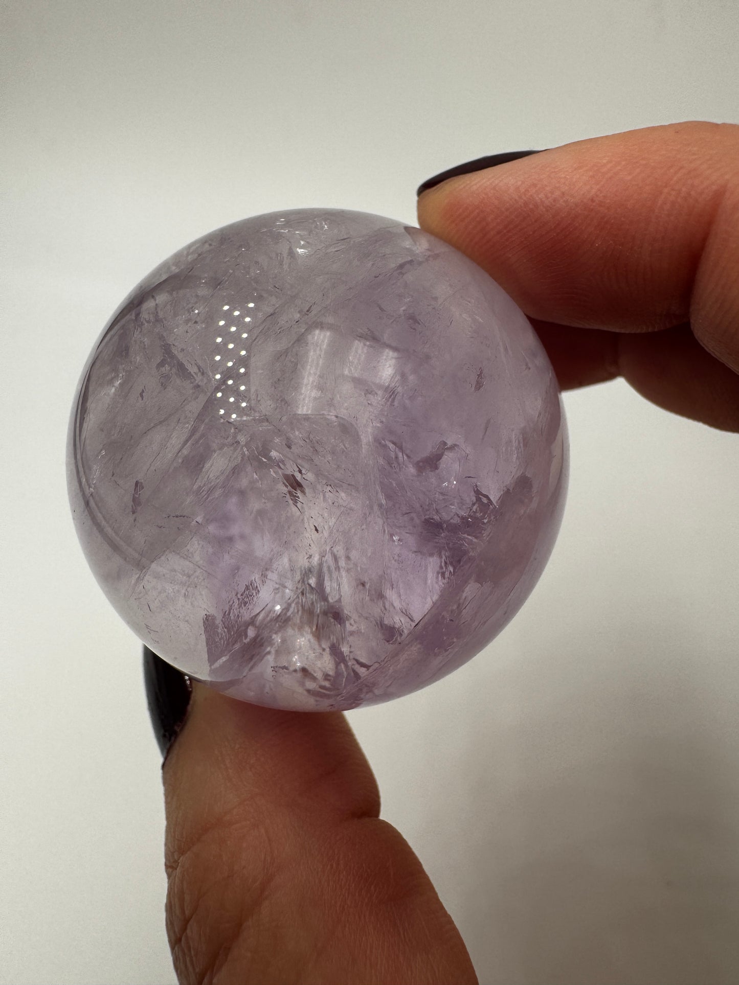 Handpolierte Amethyst-Kugel AK29 mit violetter Farbtiefe und feinen Zonarstrukturen.
