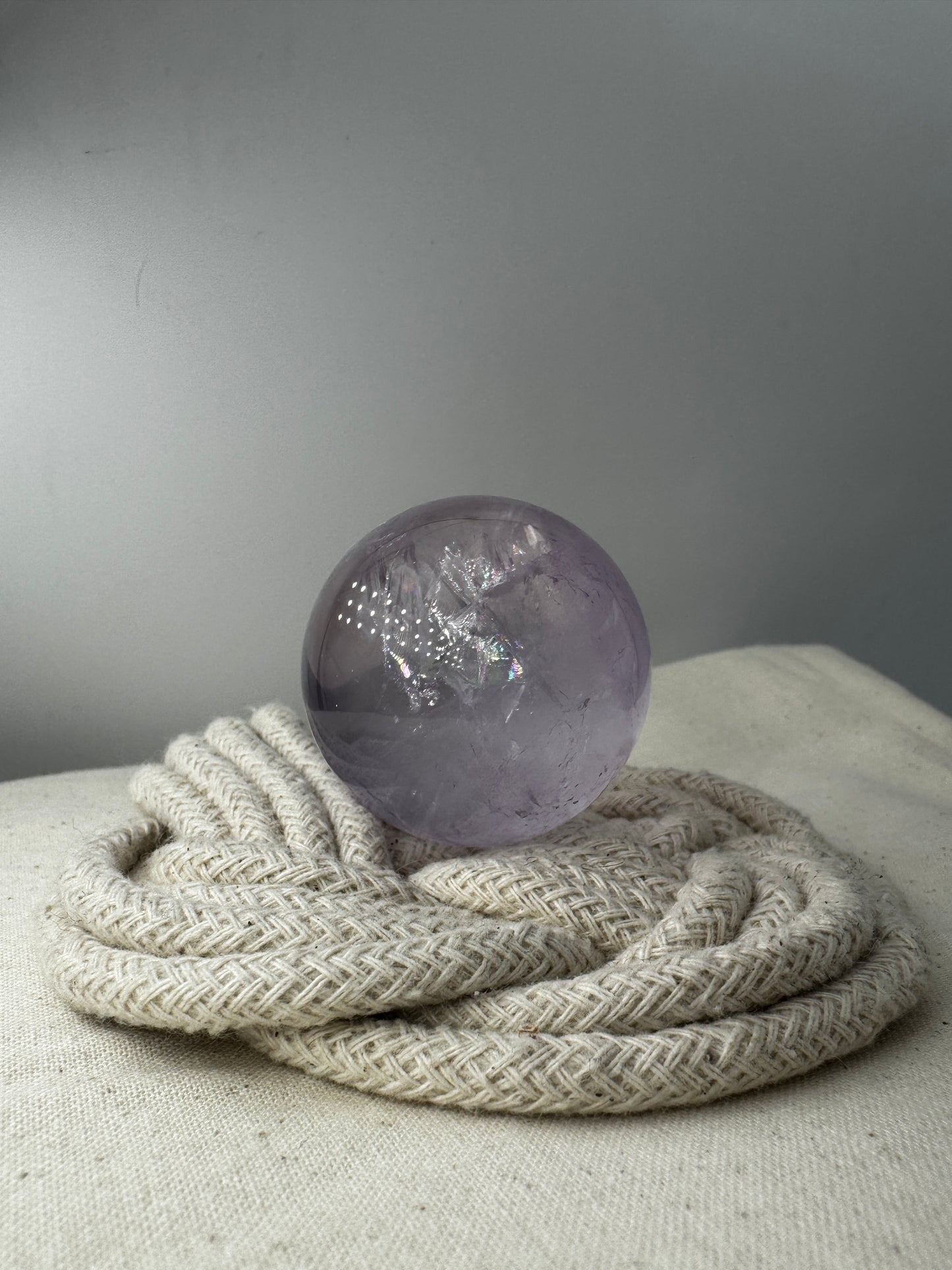 Handpolierte Amethyst-Kugel AK32 mit zartem Violett und feinen Zonarstrukturen.