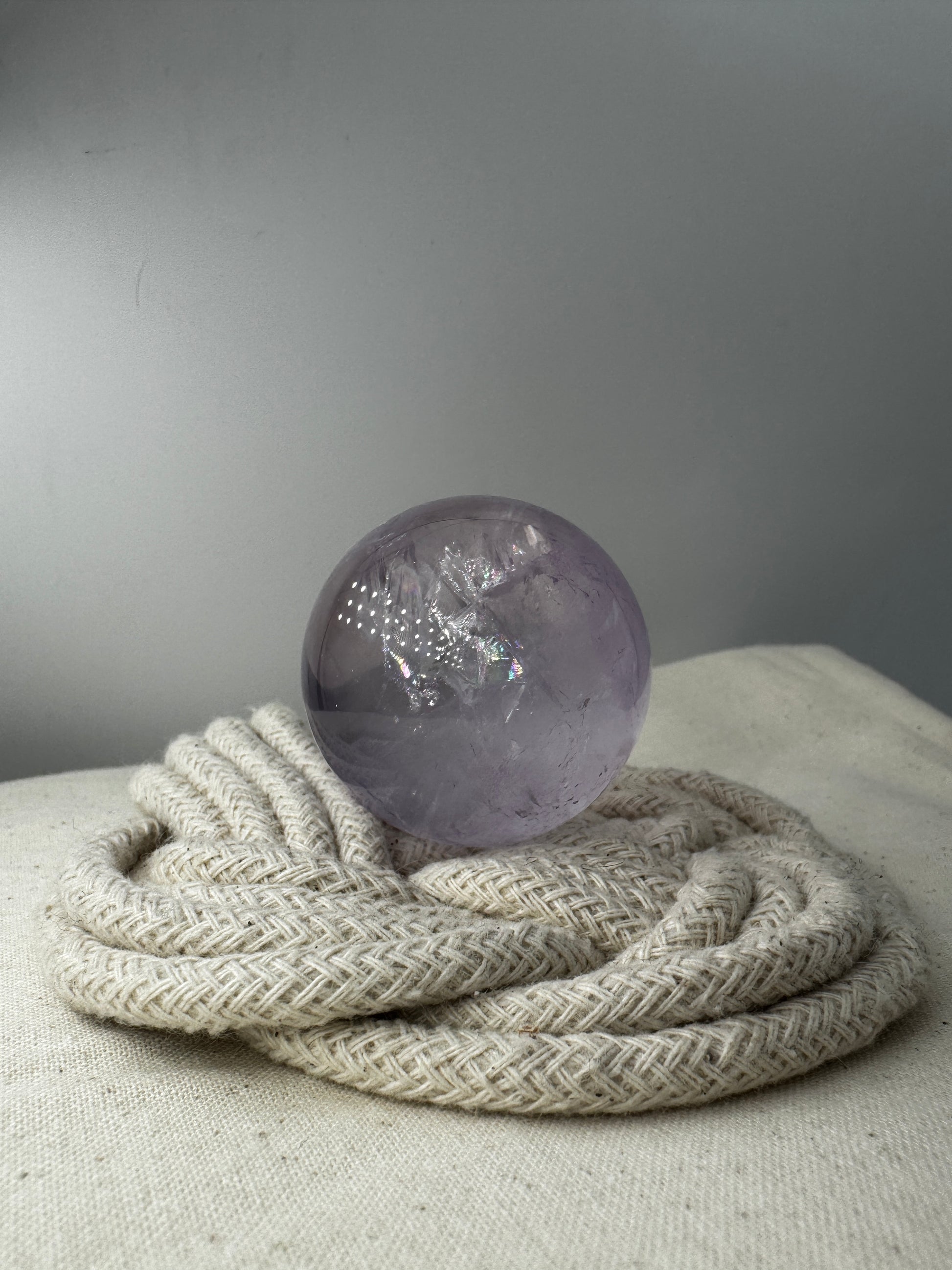 Handpolierte Amethyst-Kugel AK32 mit zartem Violett und feinen Zonarstrukturen.