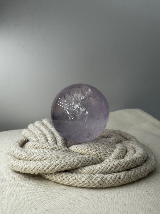 Handpolierte Amethyst-Kugel AK32 mit zartem Violett und feinen Zonarstrukturen.