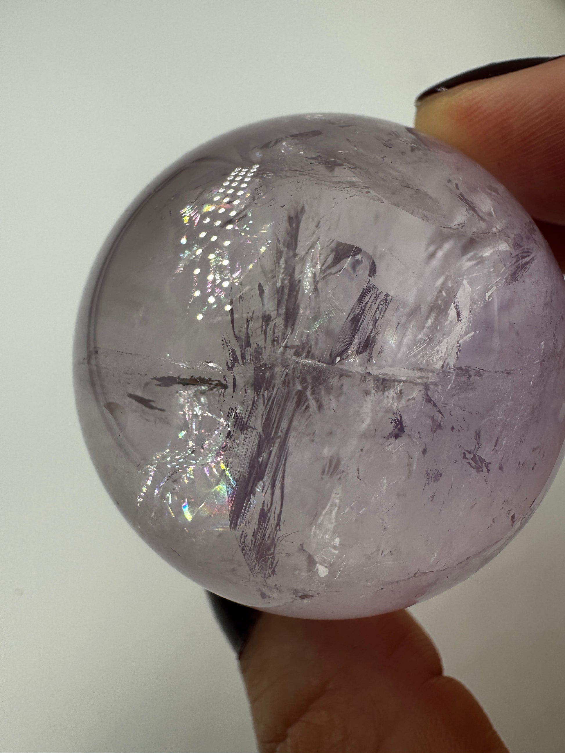 Handpolierte Amethyst-Kugel AK32 mit zartem Violett und feinen Zonarstrukturen.