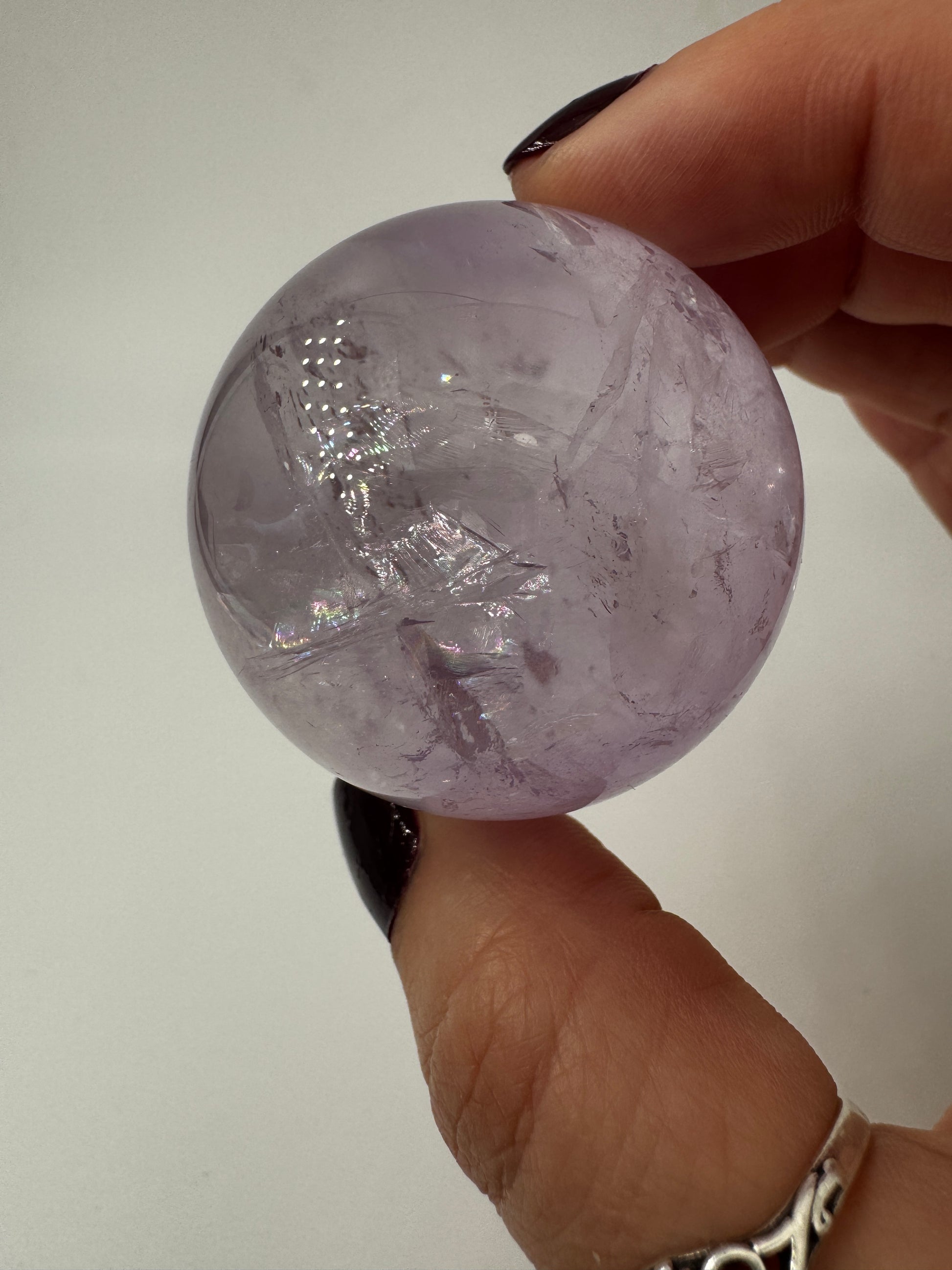 Handpolierte Amethyst-Kugel AK32 mit zartem Violett und feinen Zonarstrukturen.