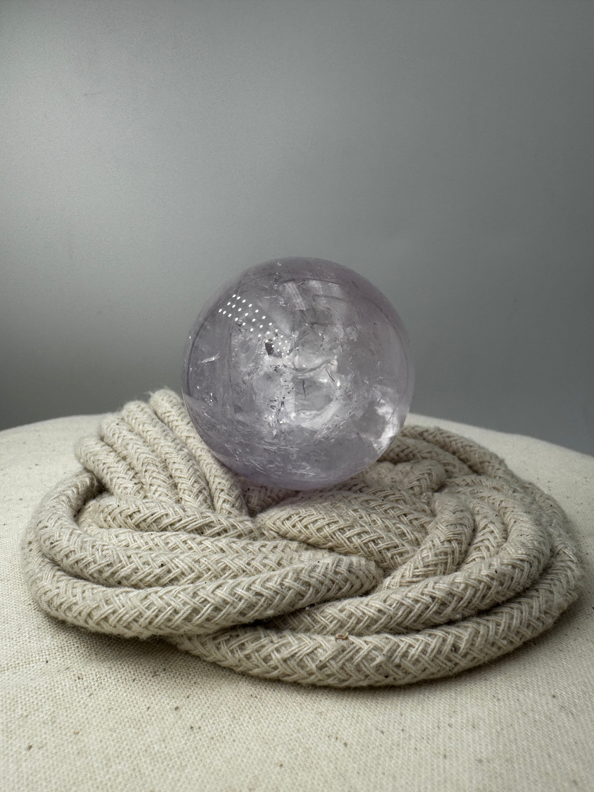Handpolierte Amethyst-Kugel AK34 mit zartem Violett und feinen Zonarstrukturen.