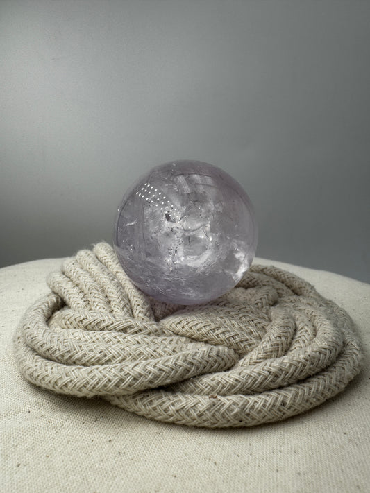 Handpolierte Amethyst-Kugel AK34 mit zartem Violett und feinen Zonarstrukturen.