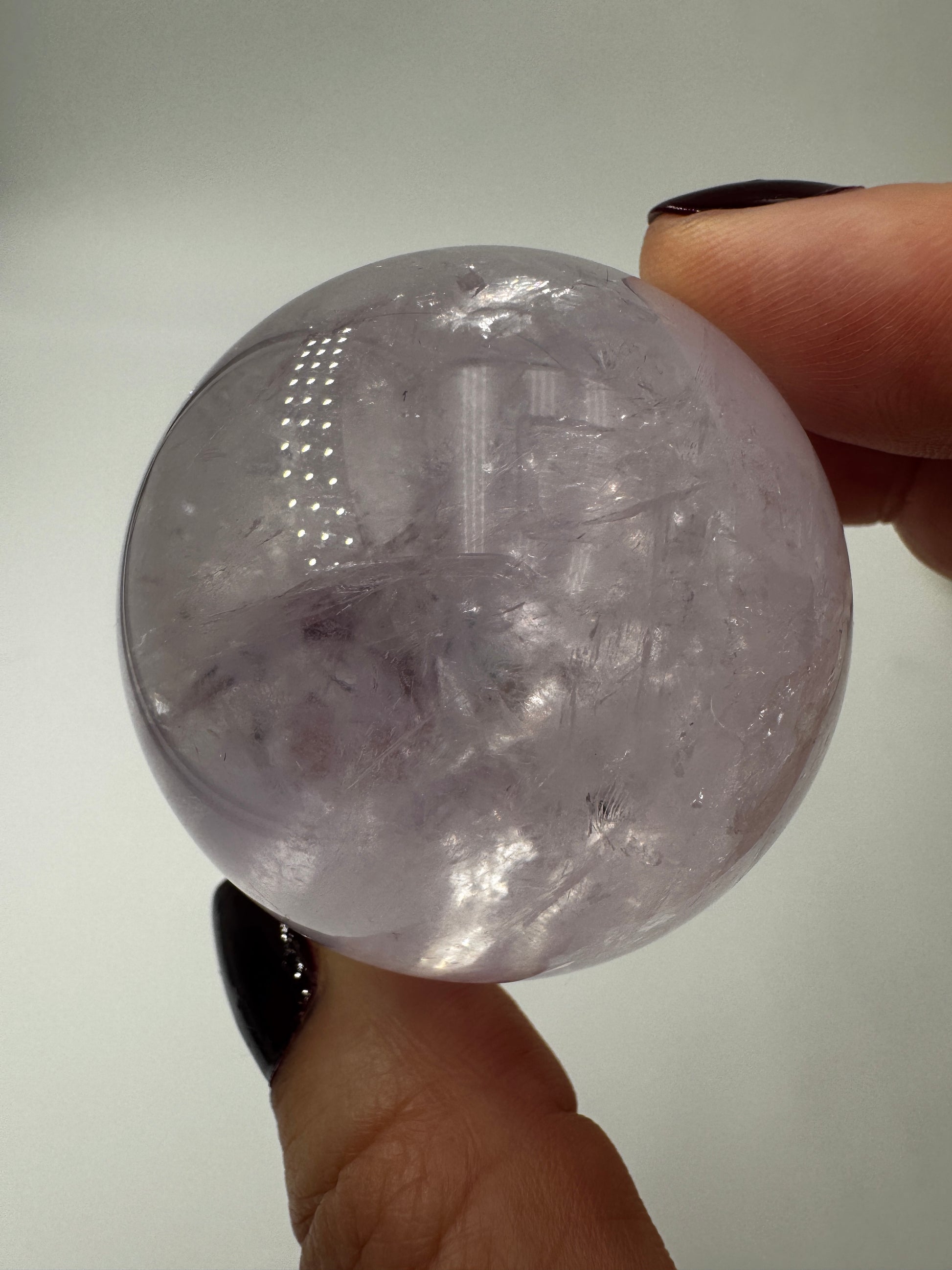 Handpolierte Amethyst-Kugel AK34 mit zartem Violett und feinen Zonarstrukturen.