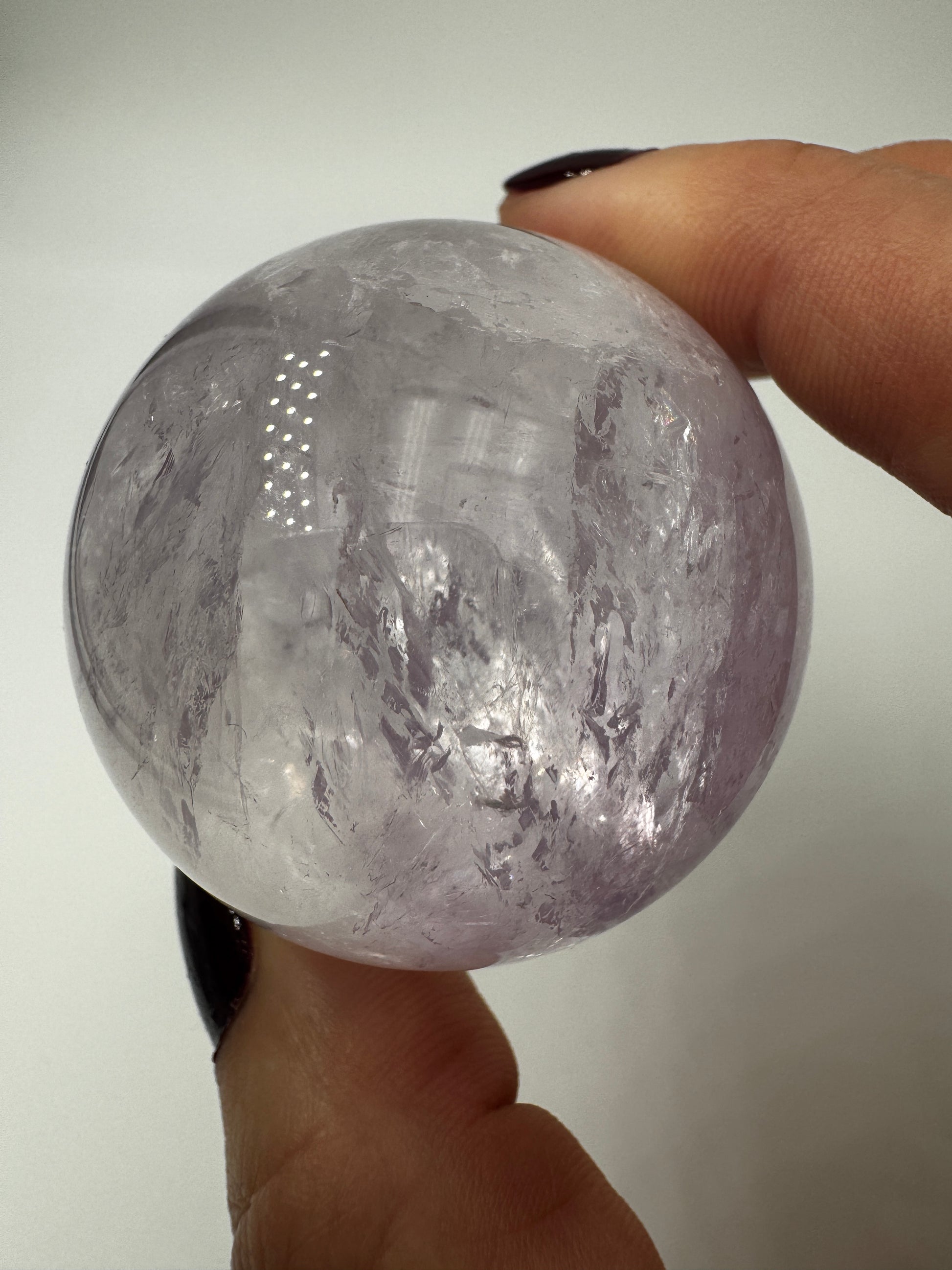 Handpolierte Amethyst-Kugel AK34 mit zartem Violett und feinen Zonarstrukturen.