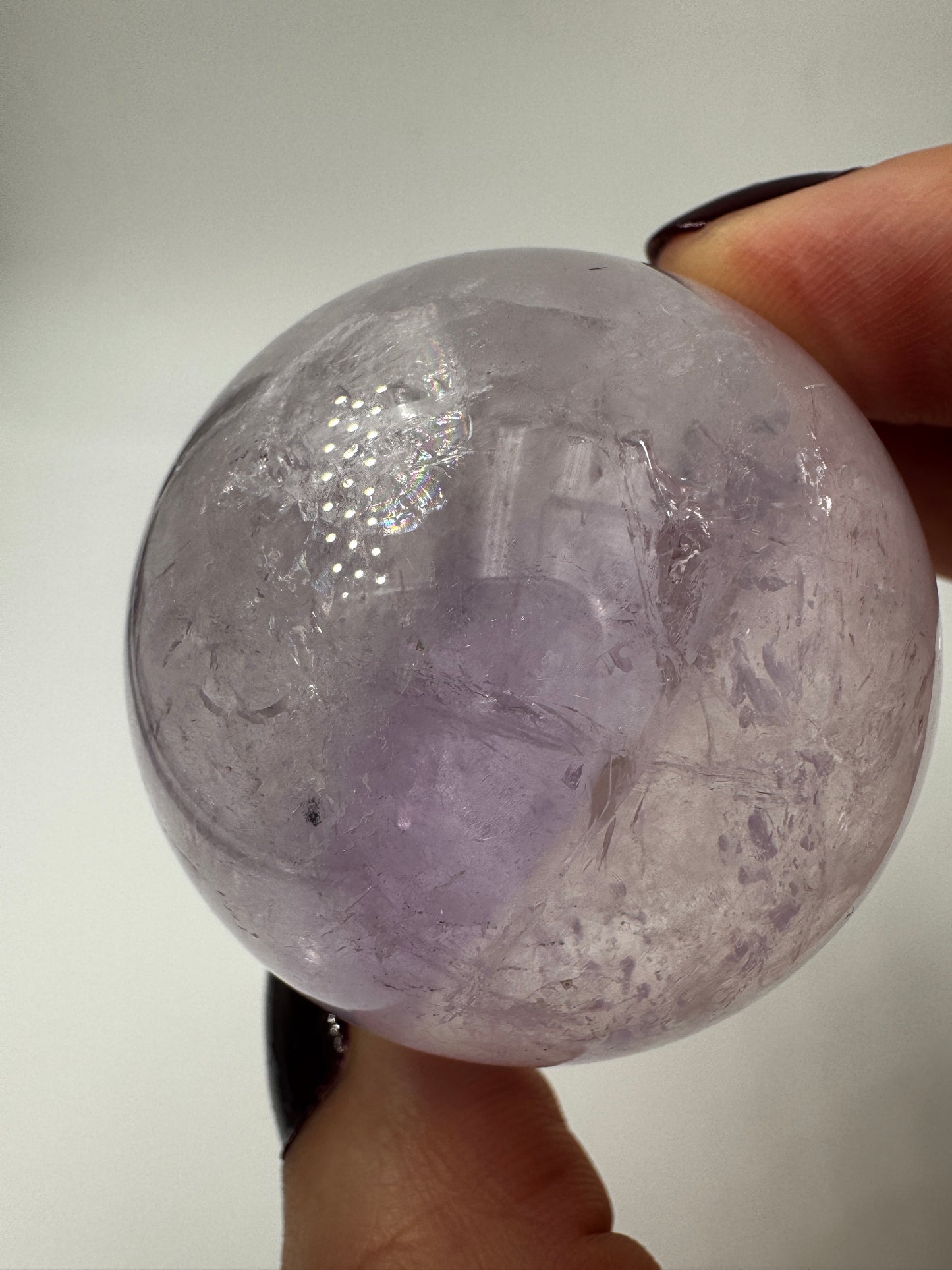 Handpolierte Amethyst-Kugel AK34 mit zartem Violett und feinen Zonarstrukturen.