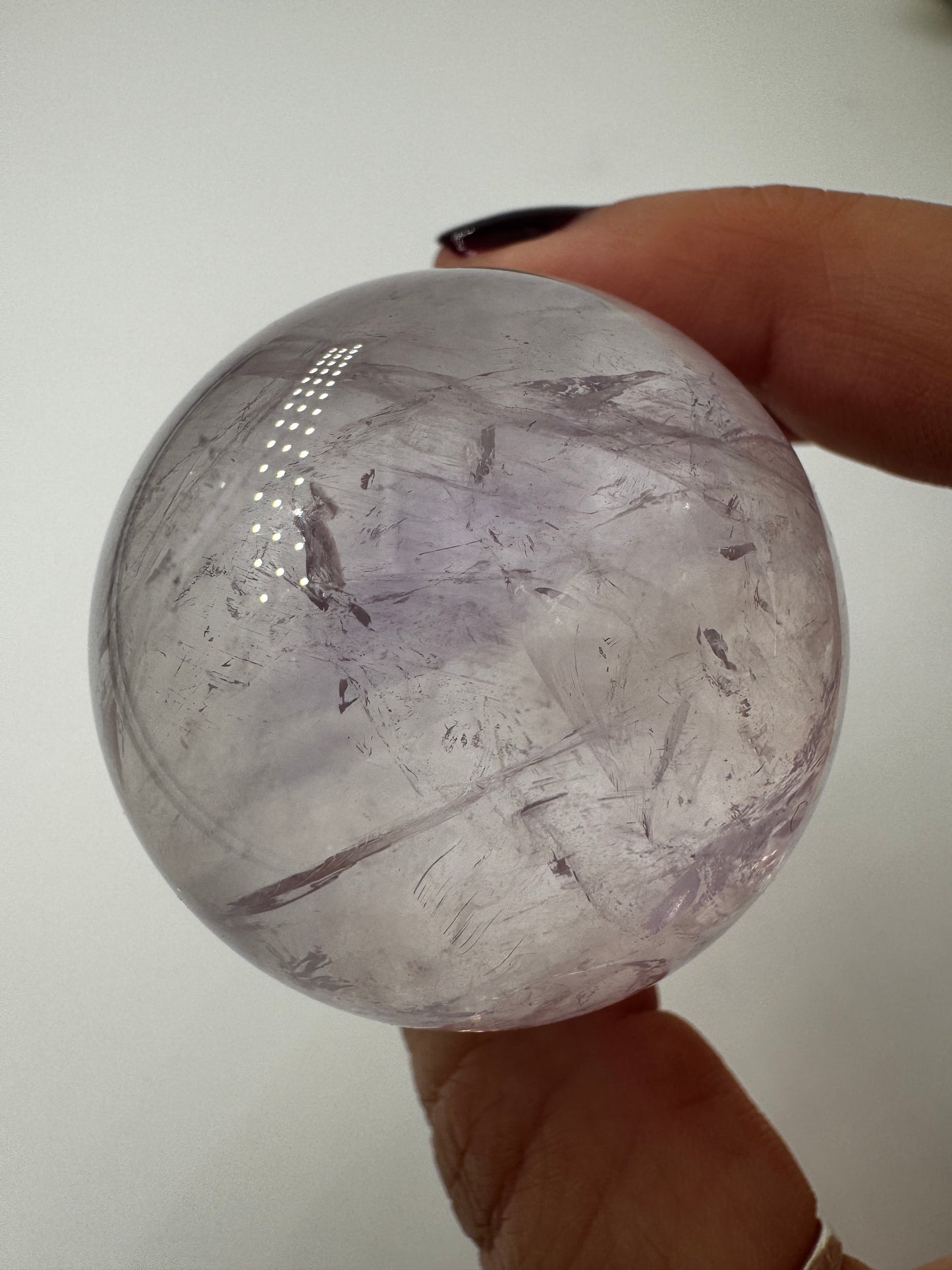 Handpolierte Amethyst-Kugel AKB32 mit zartem Violett und feinen Zonarstrukturen.
