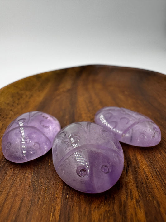 Handgeschnitzter Marienkäfer aus echtem Amethyst.