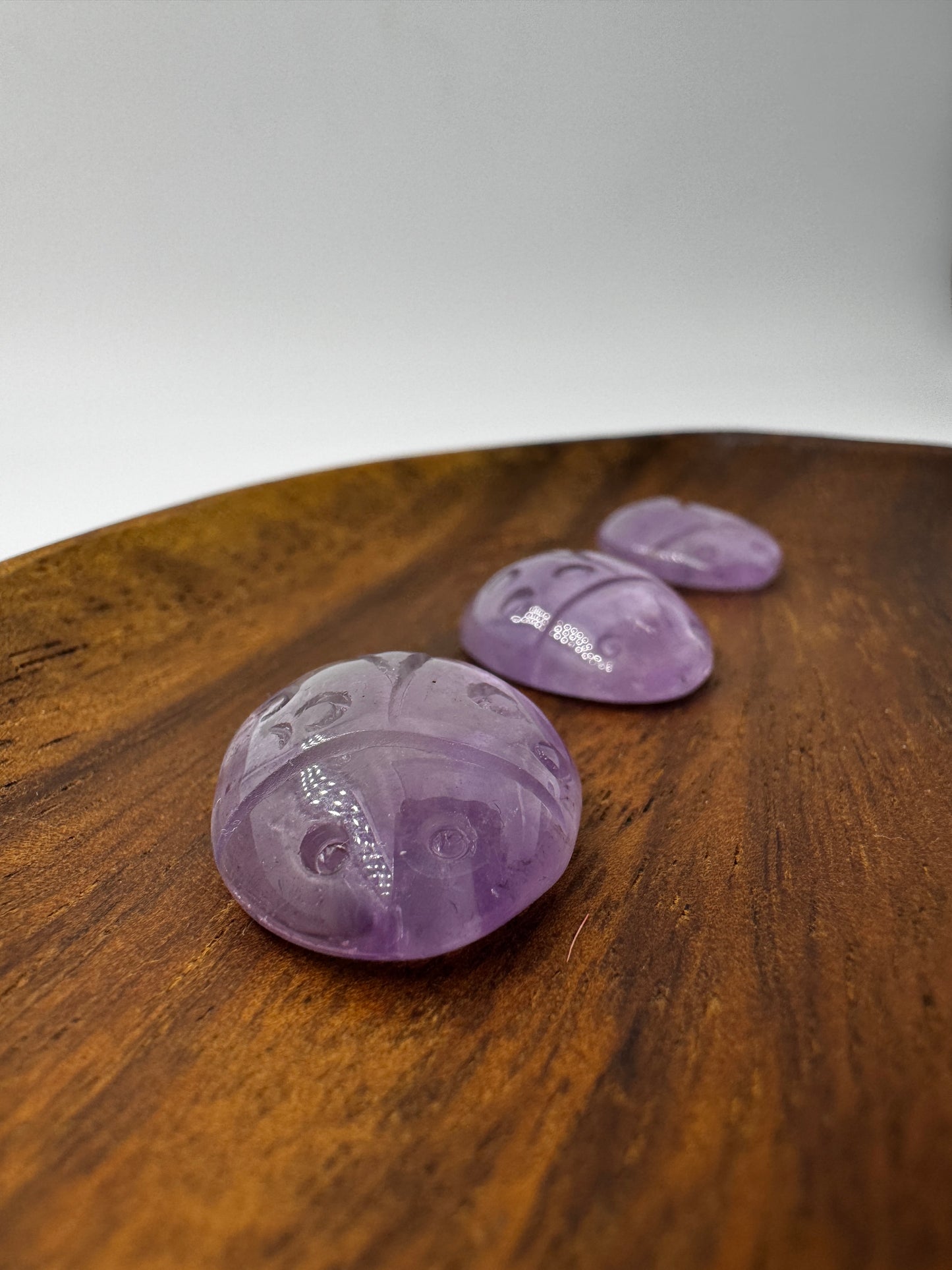 Handgeschnitzter Marienkäfer aus echtem Amethyst.