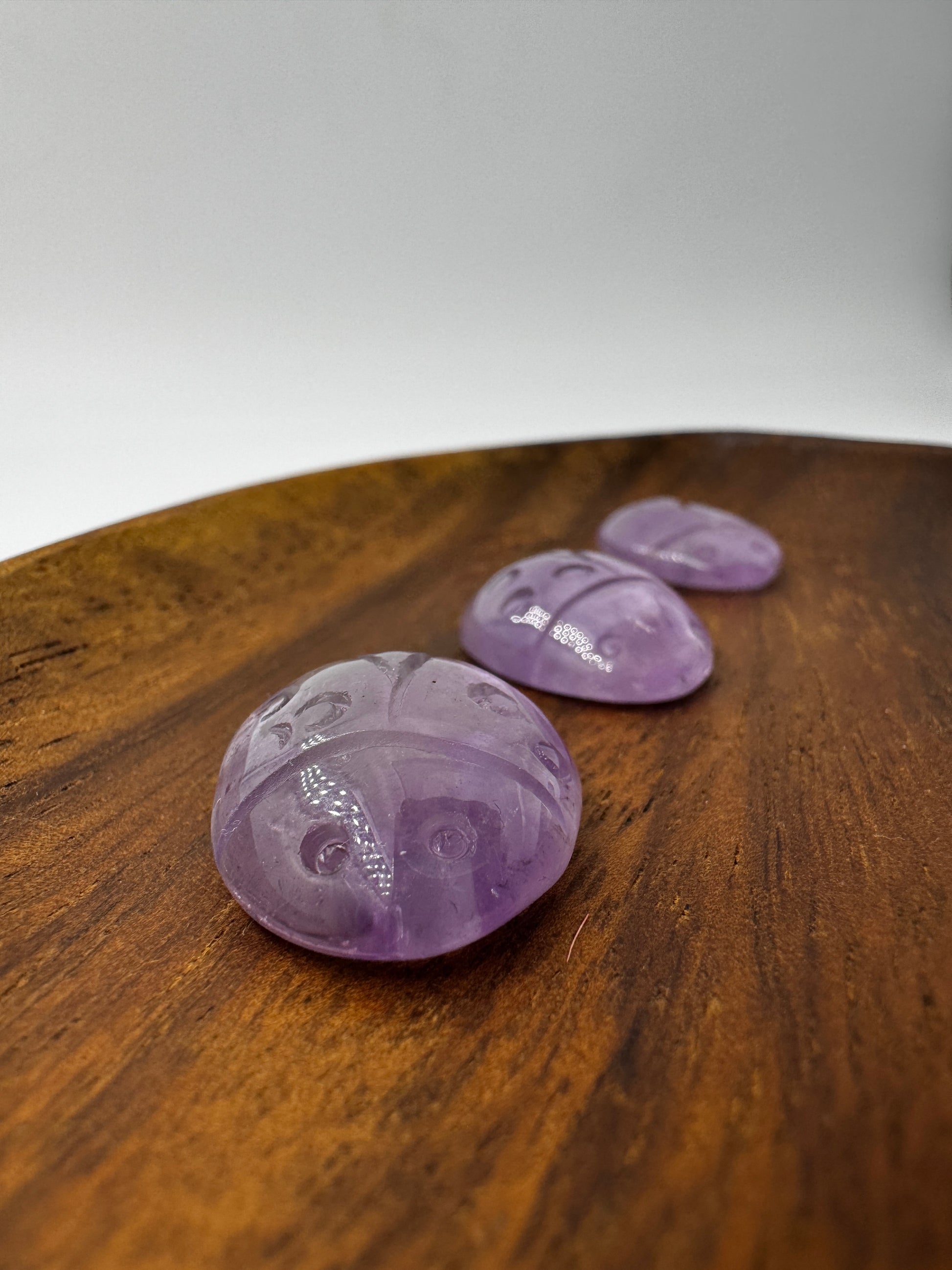 Handgeschnitzter Marienkäfer aus echtem Amethyst.