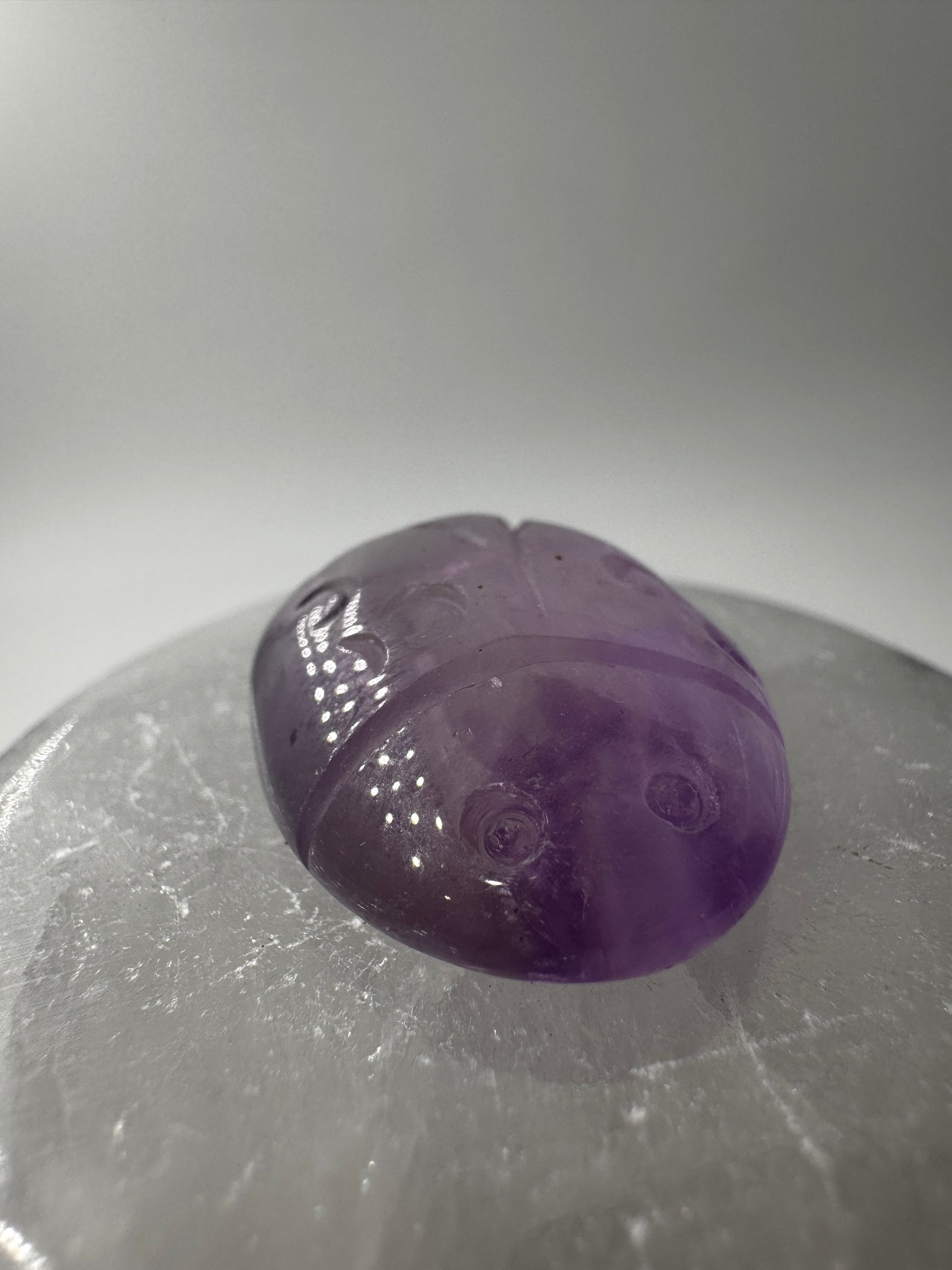 Handgeschnitzter Marienkäfer aus echtem Amethyst.