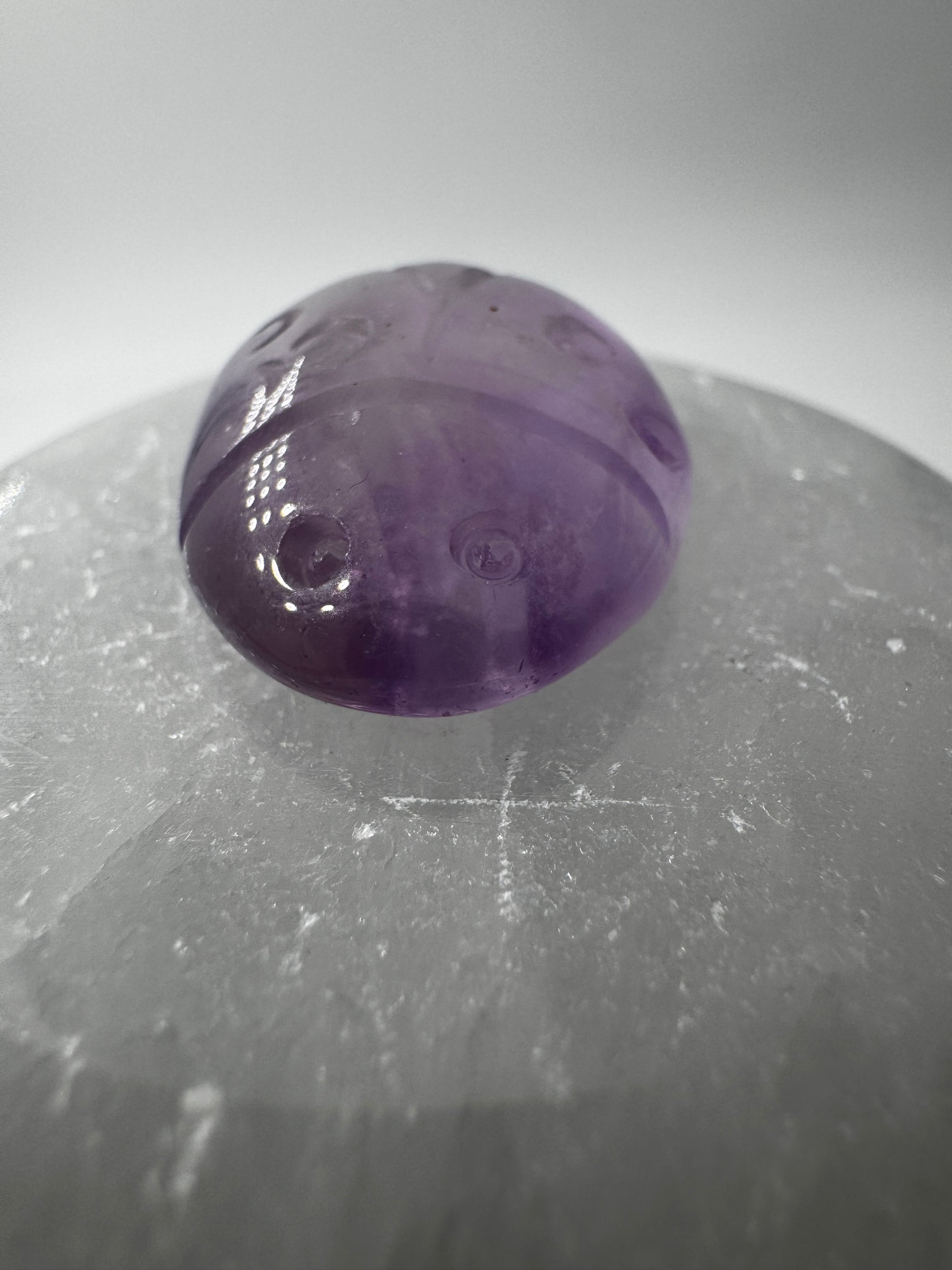 Handgeschnitzter Marienkäfer aus echtem Amethyst.