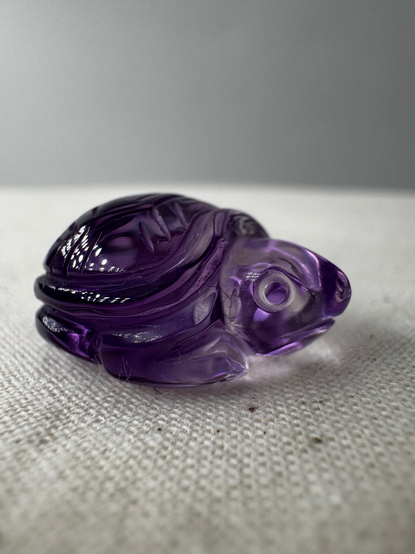 Filigrane Schildkröte aus Amethyst A25 mit sattem Violett.