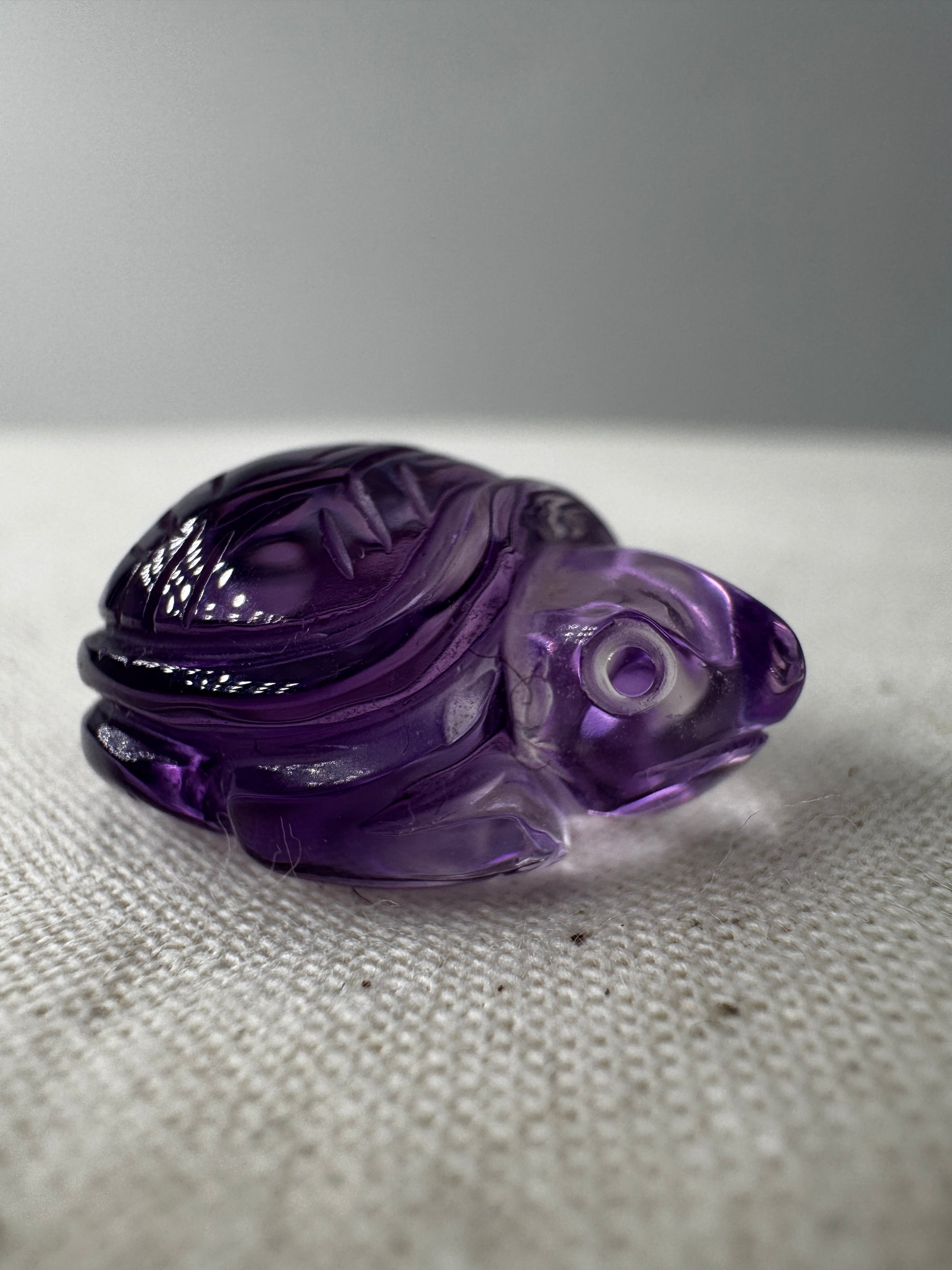 Filigrane Schildkröte aus Amethyst A25 mit sattem Violett.