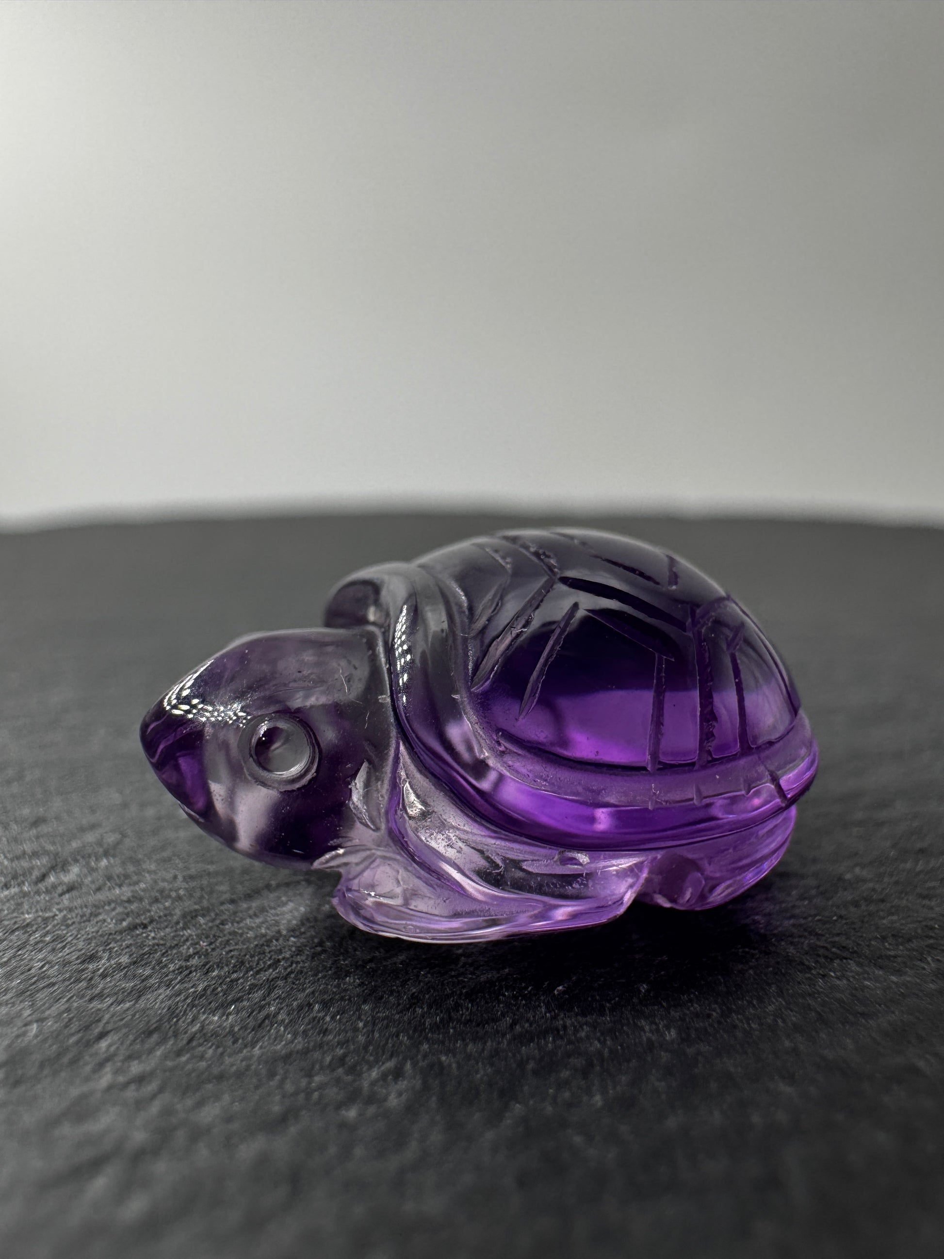 Filigrane Schildkröte aus Amethyst A25 mit sattem Violett.