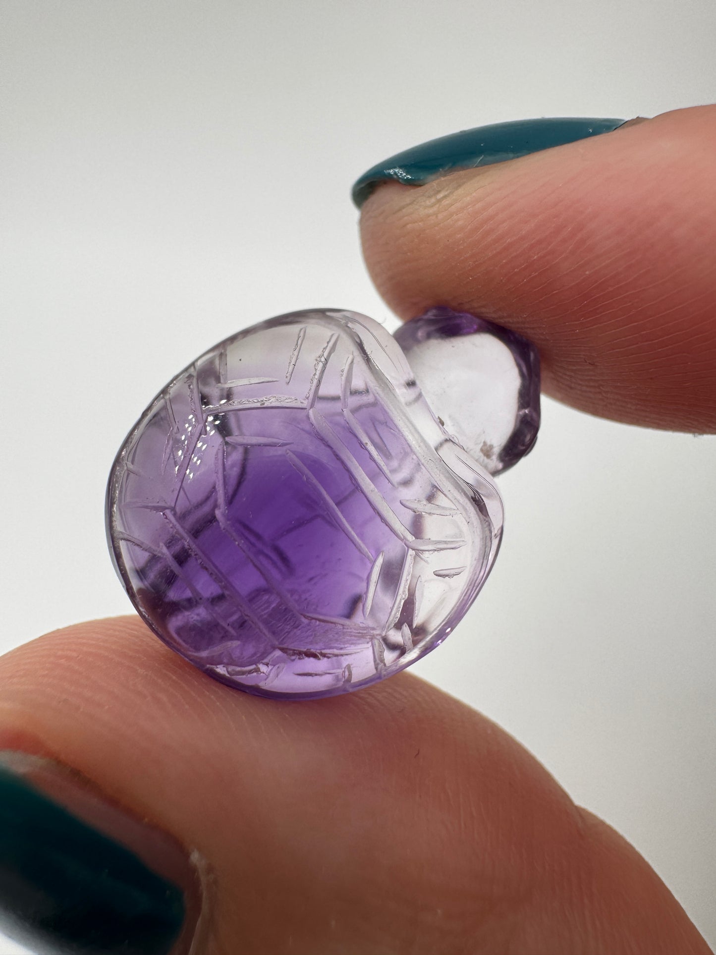 Filigrane Schildkröte aus Amethyst A25 mit sattem Violett.
