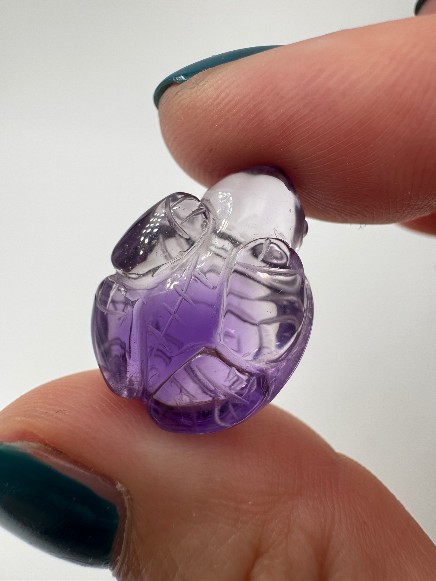 Filigrane Schildkröte aus Amethyst A25 mit sattem Violett.