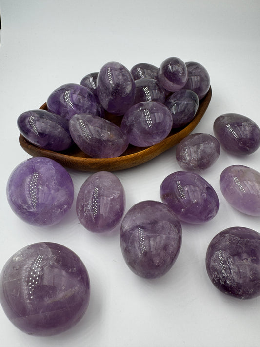 Polierter Amethyst-Trommelstein in violett-lila Tönen – natürliche Quarzvarietät, intuitiv ausgewählt, für Mineraliensammler und Naturliebhaber.