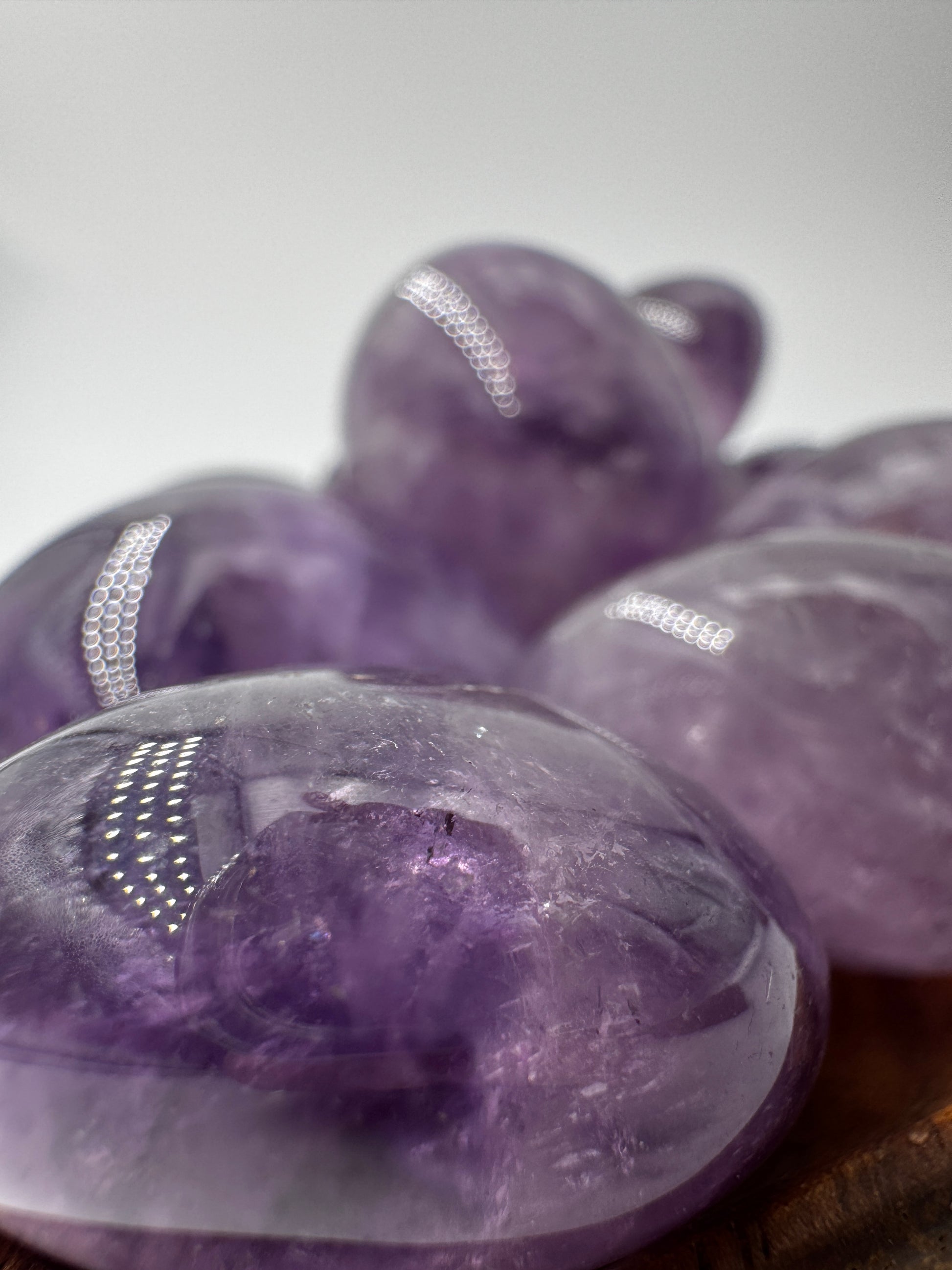 Polierter Amethyst-Trommelstein in violett-lila Tönen – natürliche Quarzvarietät, intuitiv ausgewählt, für Mineraliensammler und Naturliebhaber.